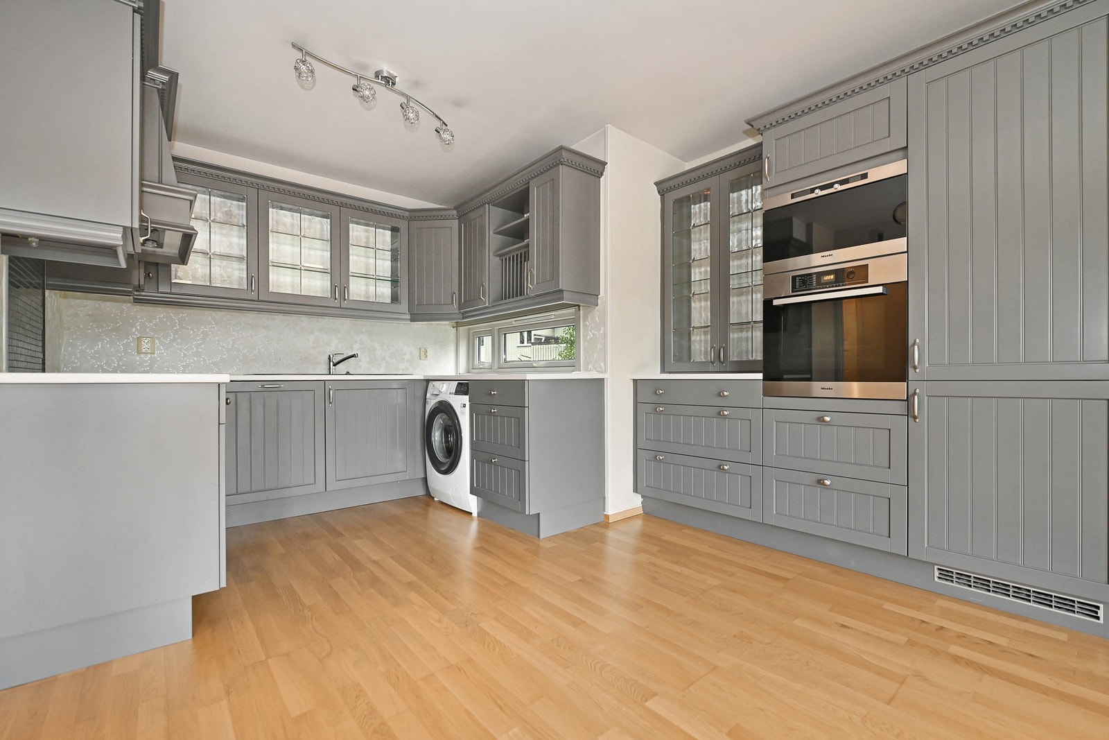 Kjøkkenet ligger i åpen løsning med stuen og skaper et hyggelig samlingspunkt for familie og venner, i tillegg til å gjøre rommet ekstra luftig. Galleribilde