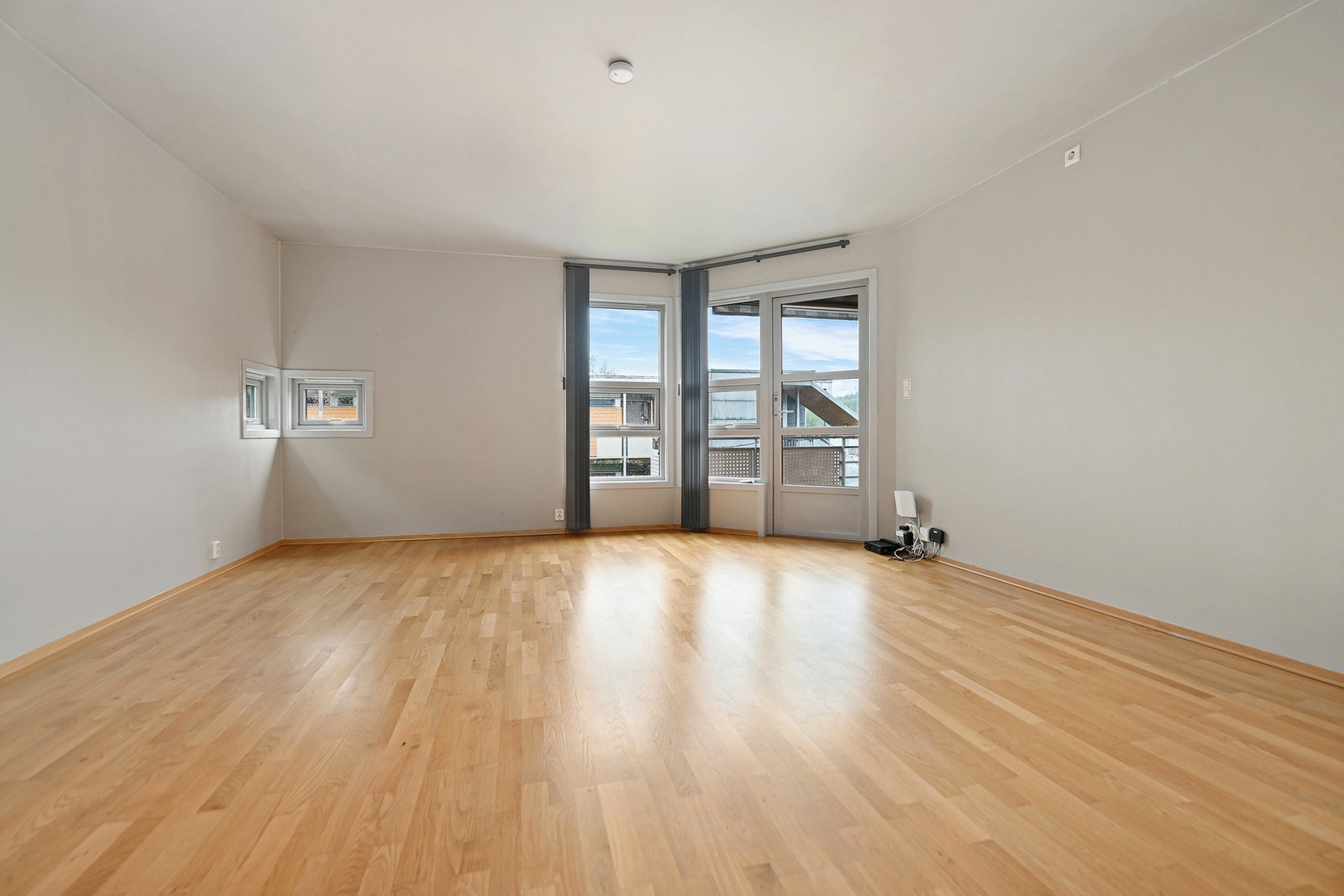 Stuen blir leilighetens selvsagte samlingspunkt med store vindusflater og med tilknytning til både kjøkkenet og med utgang til veranda. Galleribilde