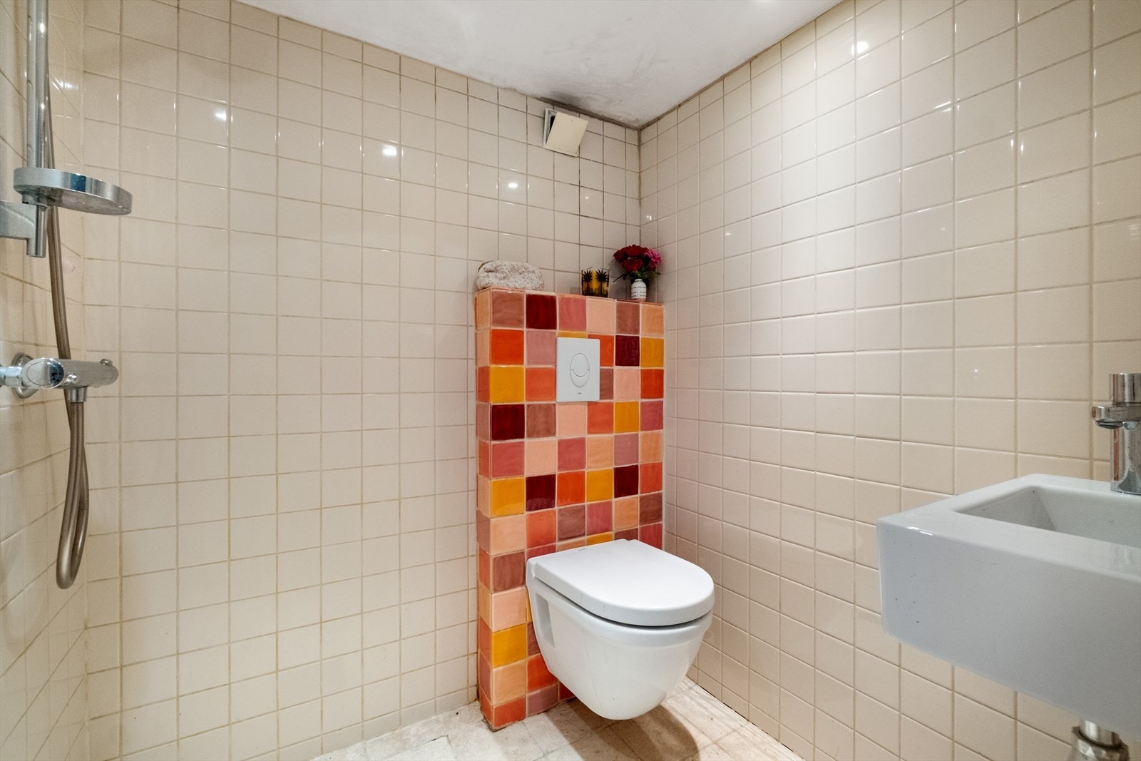 Badet i kjelleren er fra 2008 og har en enkel og funksjonell utforming. Galleribilde