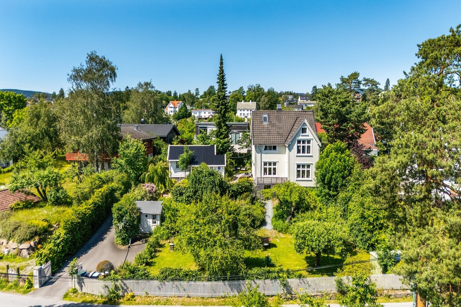 Her får du rolige, naturskjønne omgivelser med nærhet til flotte friområder, gode skoler og et rikt utvalg av fritidsaktiviteter. Galleribilde