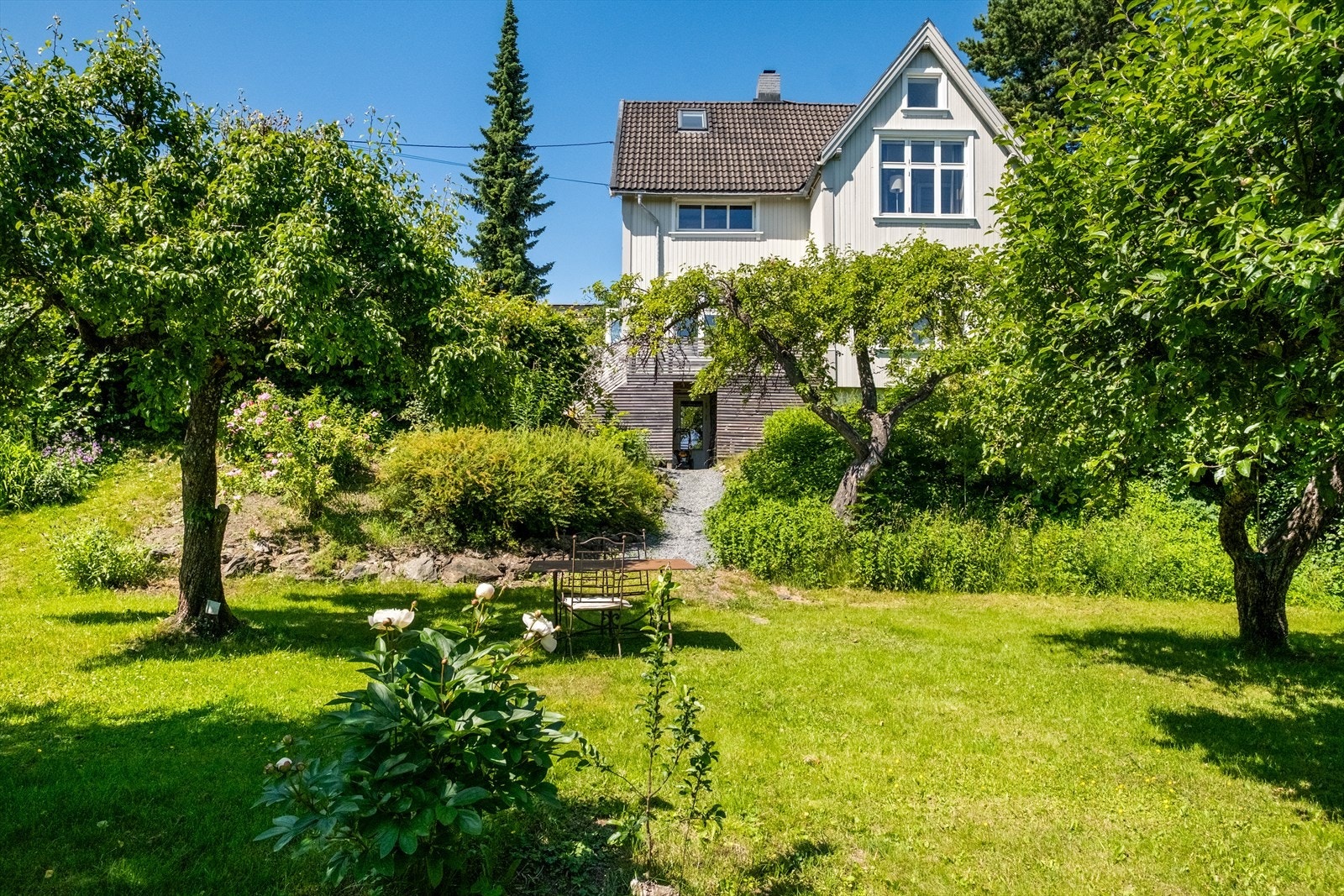 Velkommen til Ringstabekkveien 3B - en klassisk og innbydende enebolig beliggende i et attraktivt og barnevennlig område på Jar. Galleribilde