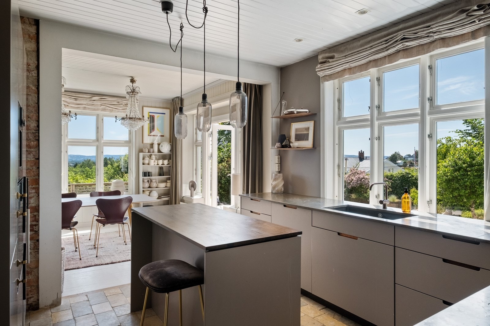 Kjøkkeninnredningen har glatte fronter og benkeplate i slitesterk laminat. Galleribilde