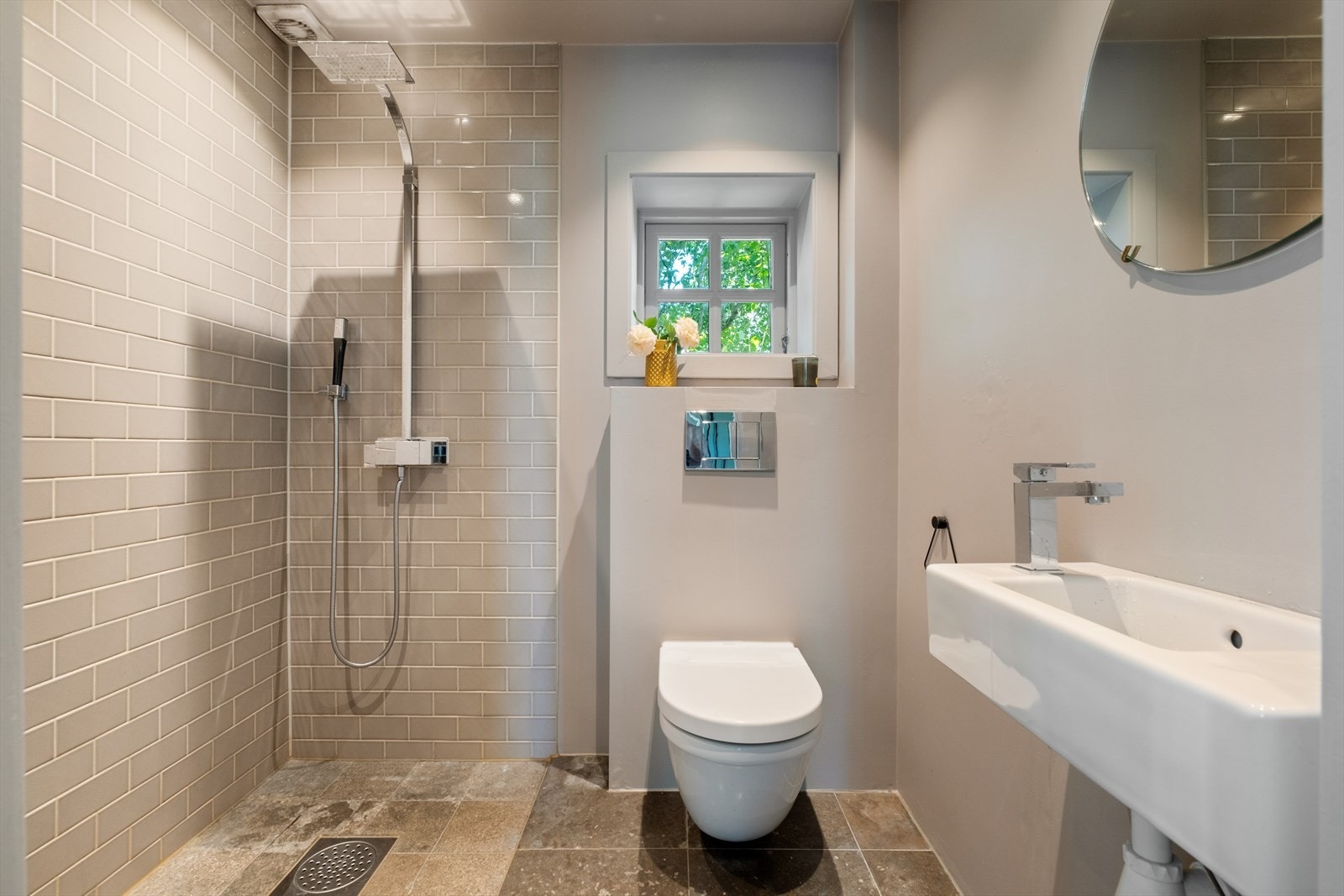 Badet er fra 2008 og har fliser i dusjsonen, mens resten av veggene er malt. Galleribilde