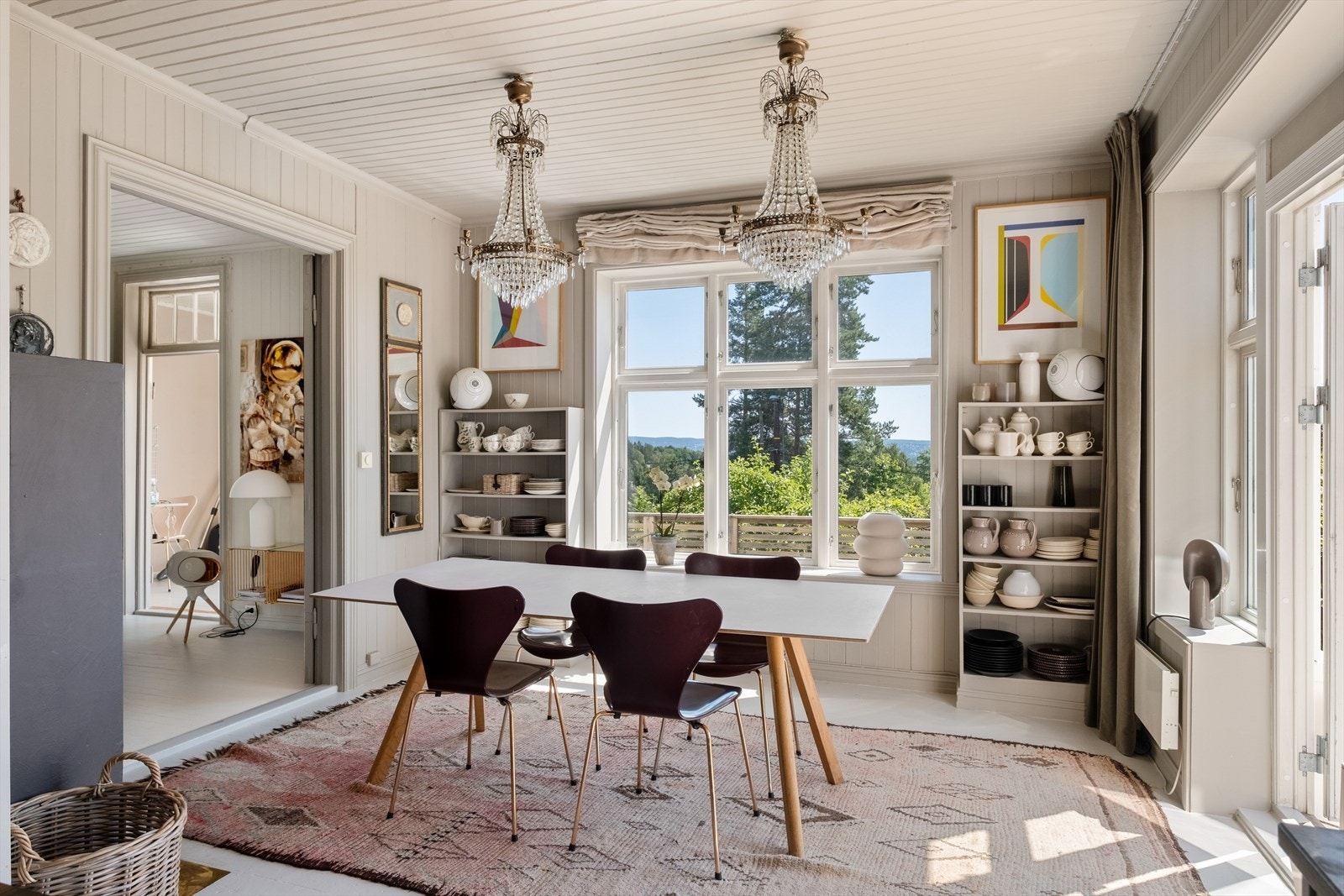 Hyggelig spisestue med plass til en stor spisegruppe. Rommet har god plass til både middagsselskaper og hverdagsmåltider, og ligger praktisk til i tilknytning til kjøkkenet. Galleribilde