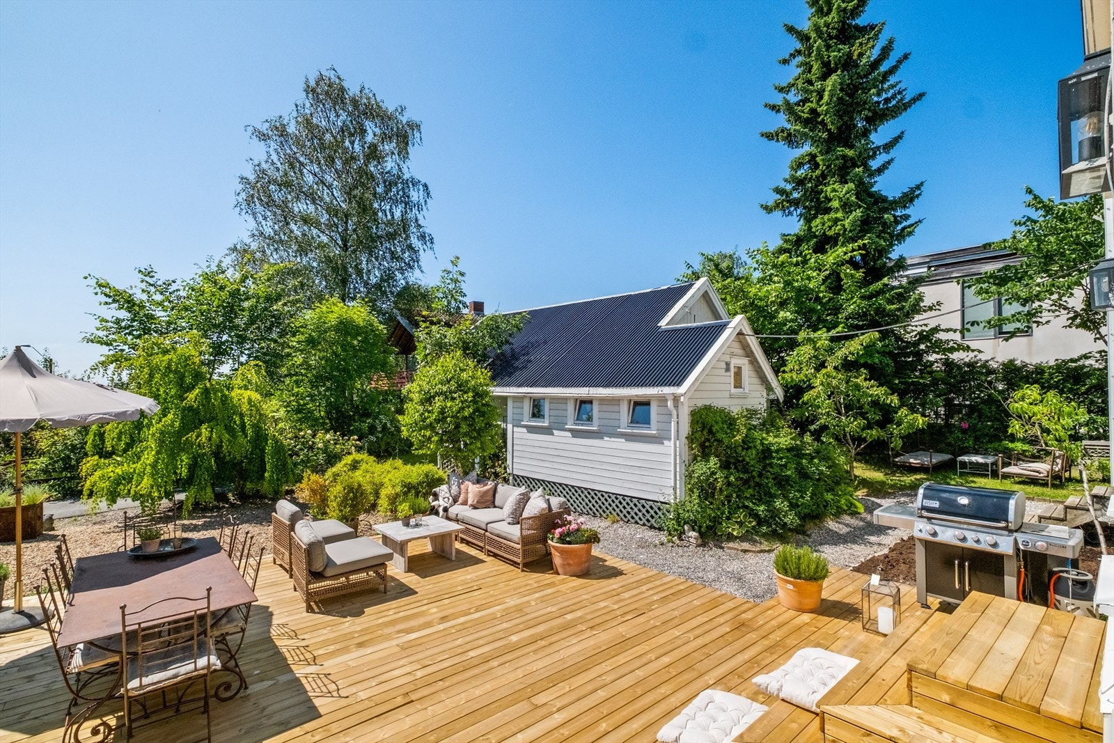 Stor terrasse med god plass til både spisegruppe og loungemøbler. Galleribilde