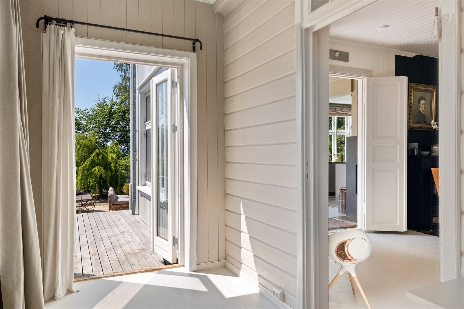 Store vindusflater og utgang til terrasse 2. Galleribilde