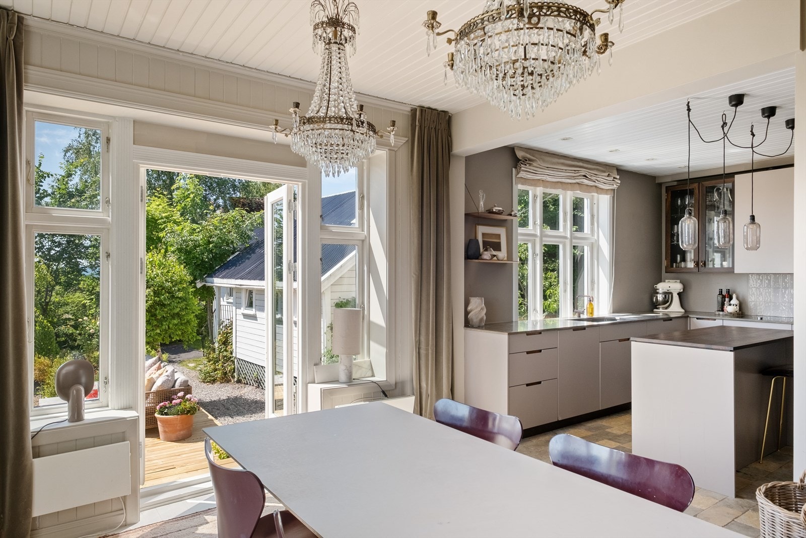 Fra spisestuen er det utgang til terrasse og videre mot en frodig hage. Galleribilde
