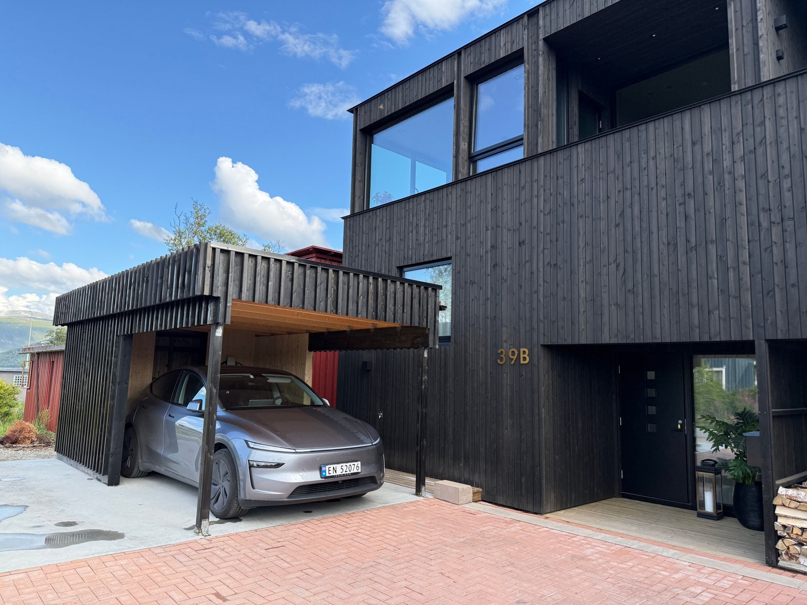 Carport med elbil lader og utestikk Galleribilde