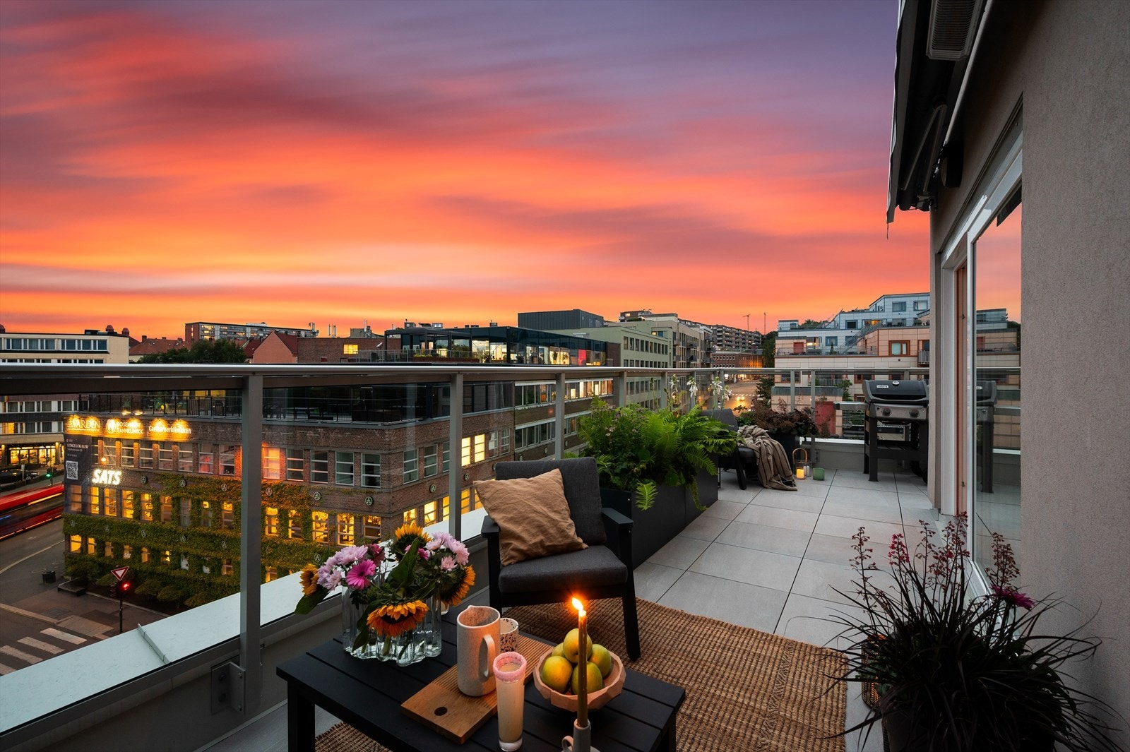 Boligen har en imponerende terrasse som strekker seg rundt hjørnet på boligen - hele ca. 39 kvm. fordelt over nordvest- og nordøstvendte soner. Galleribilde