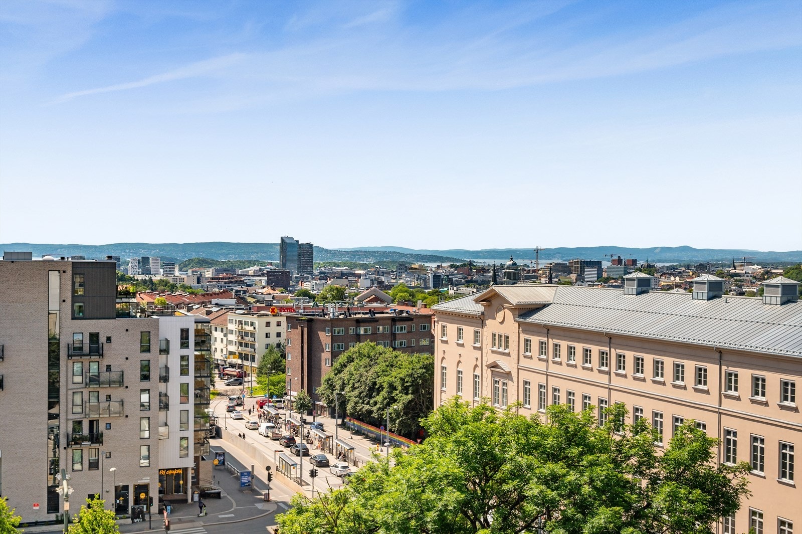 Nyt en langstrakt utsikt og mange gode soltimer på toppen av bygget. Galleribilde