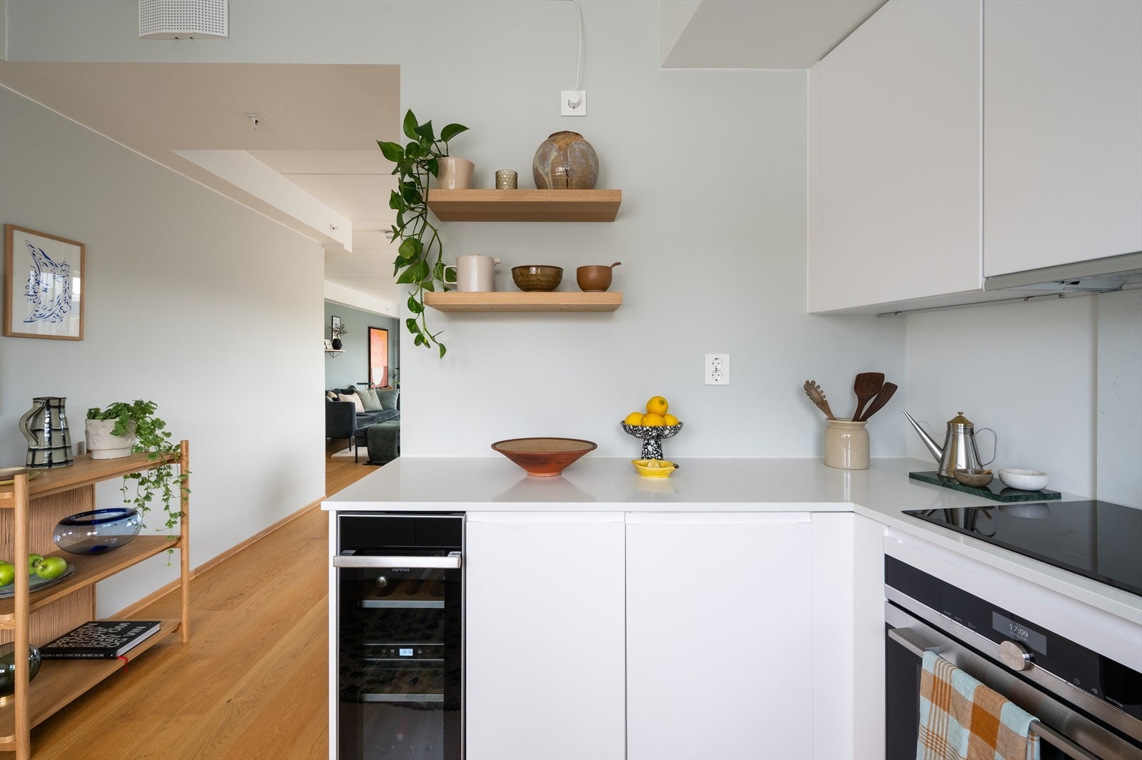 Her er det lagt til rette for matlaging og selskapelighet i en åpen og sosial sone mot stuen. Galleribilde