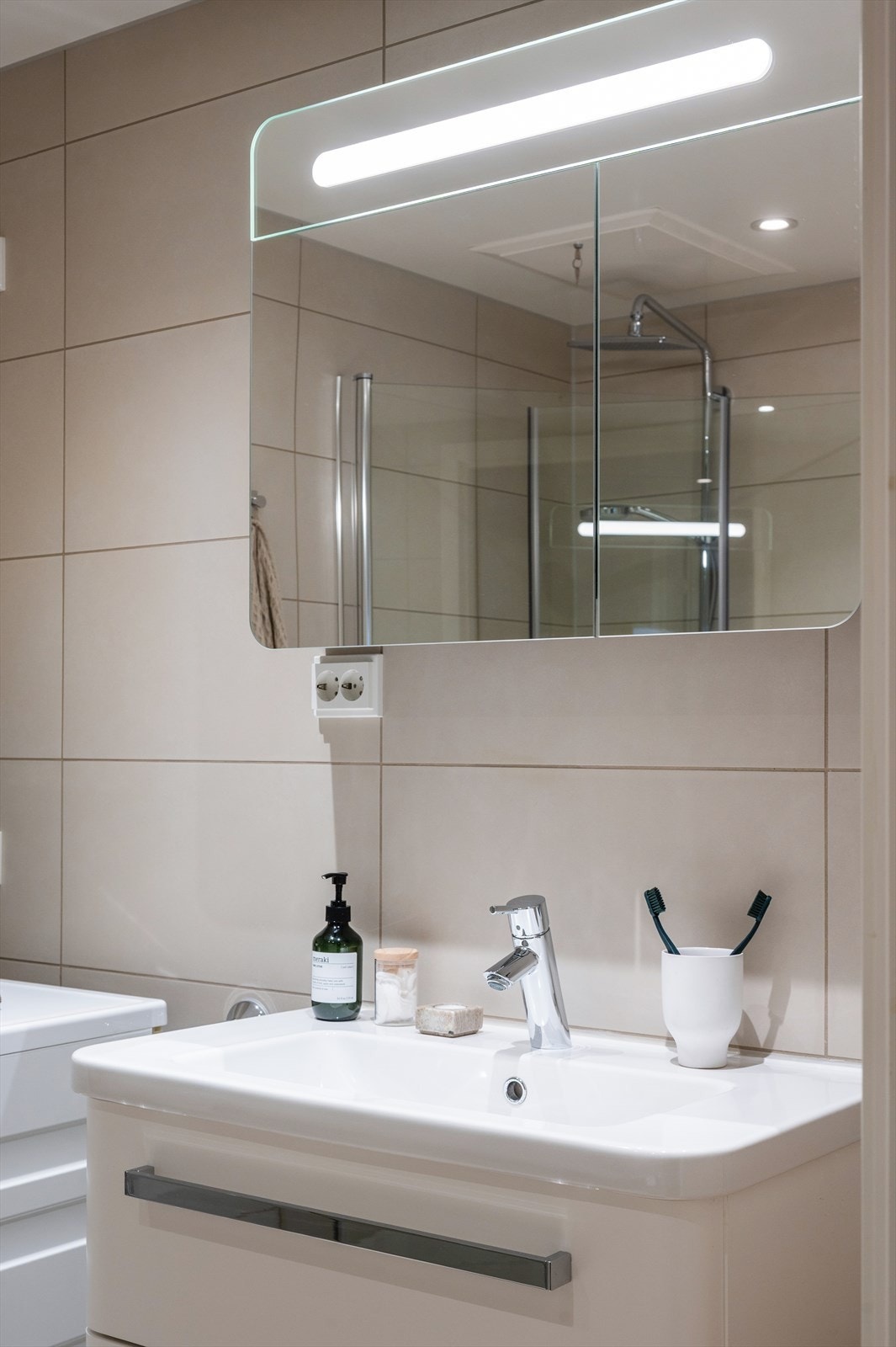 Stilren og lys baderomsinnredning. Galleribilde