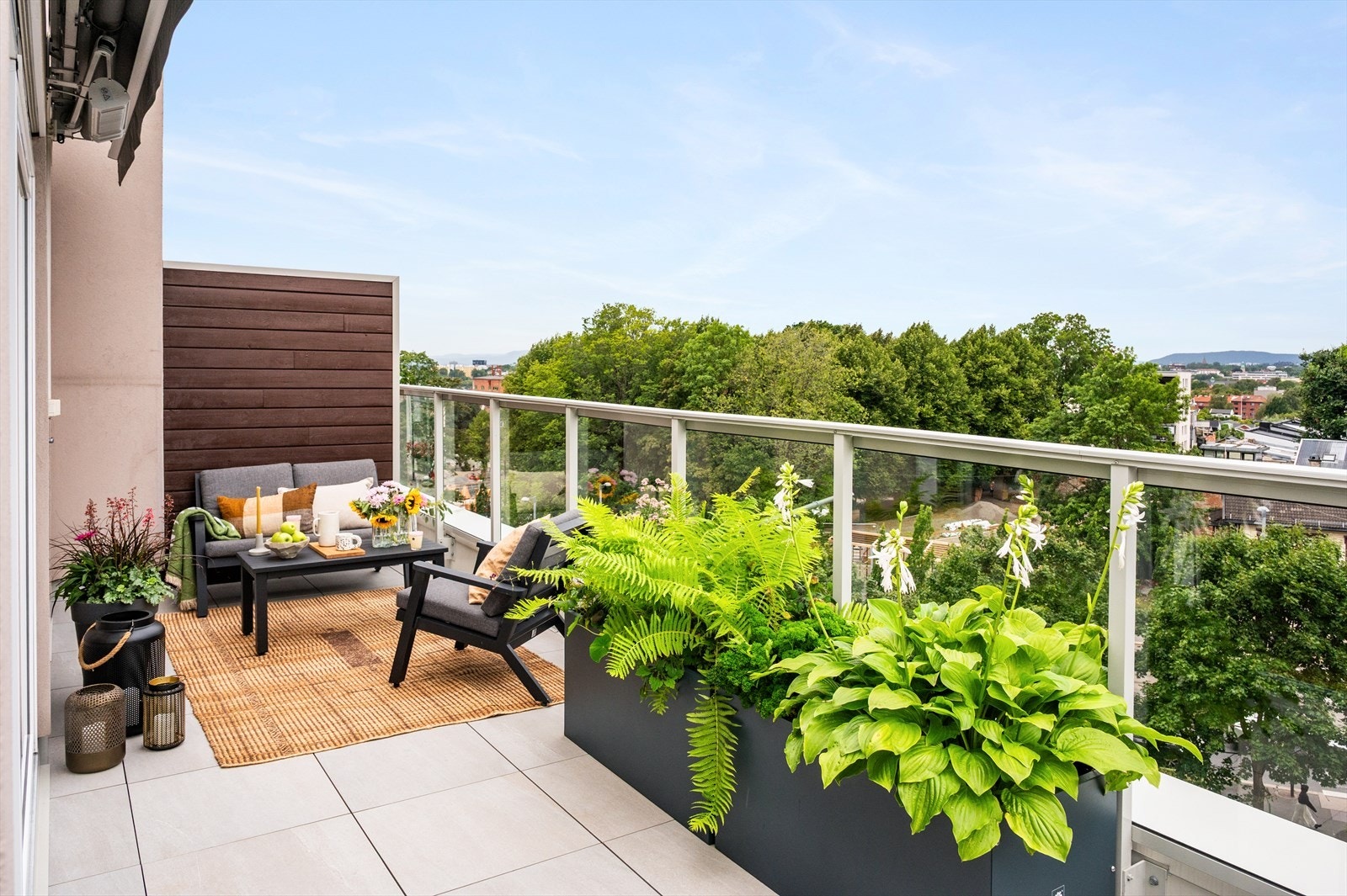 Det ble i 2020 montert markise og terrassevarmer. Galleribilde