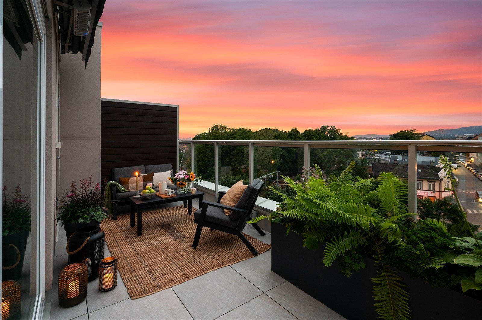 I 2024 ble det lagt ny membran og fliser på terrassen. Galleribilde