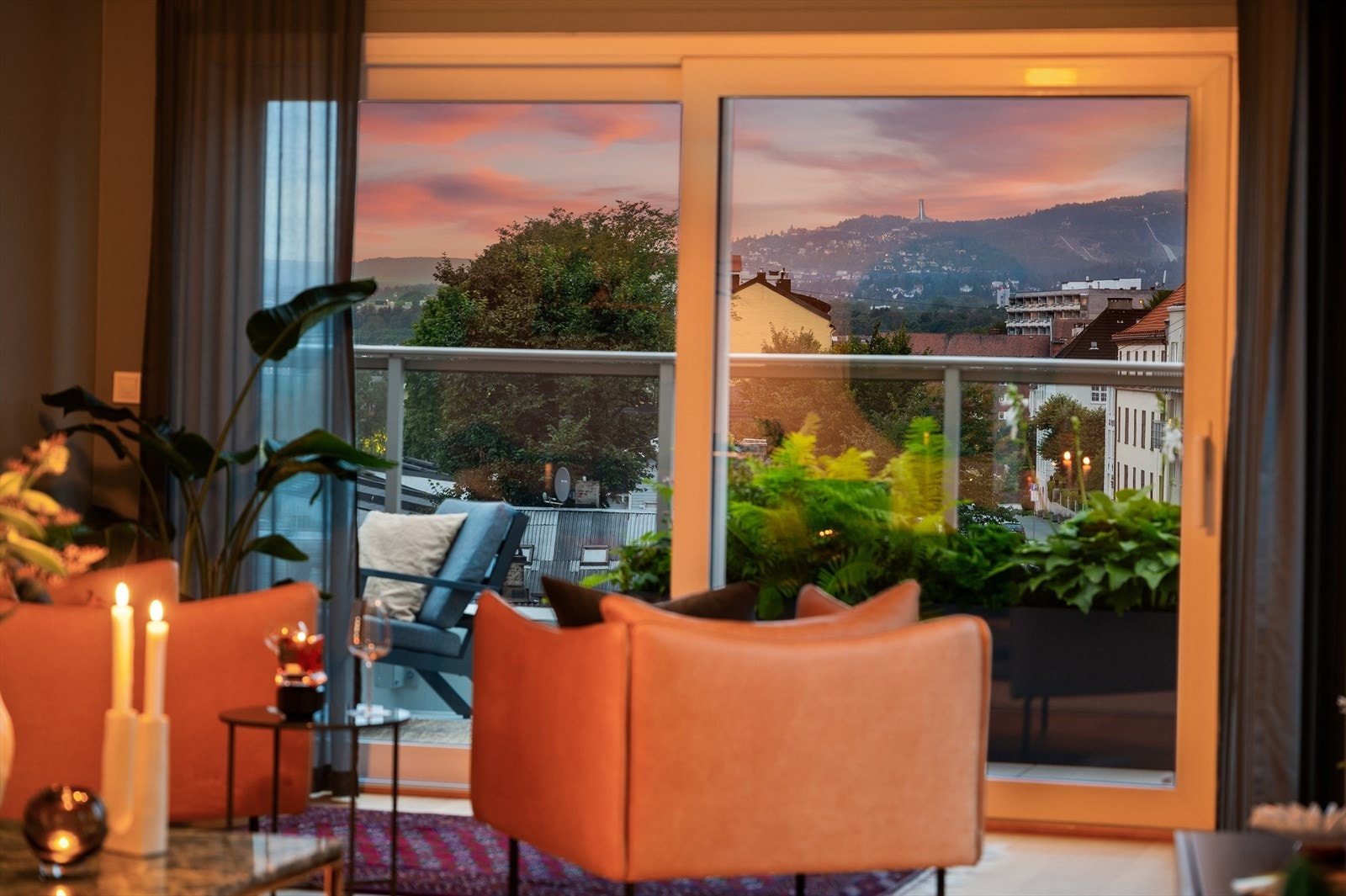 Nyt en nydelig utsikt fra stuevindu. Galleribilde