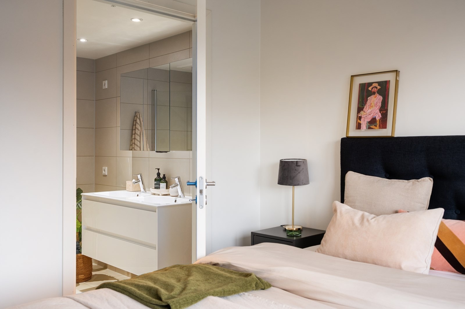 Hovedsoverommet er tilknyttet et delikat bad med flislagte vegger og gulv, elektrisk gulvvarme og innfelt downlights. Galleribilde