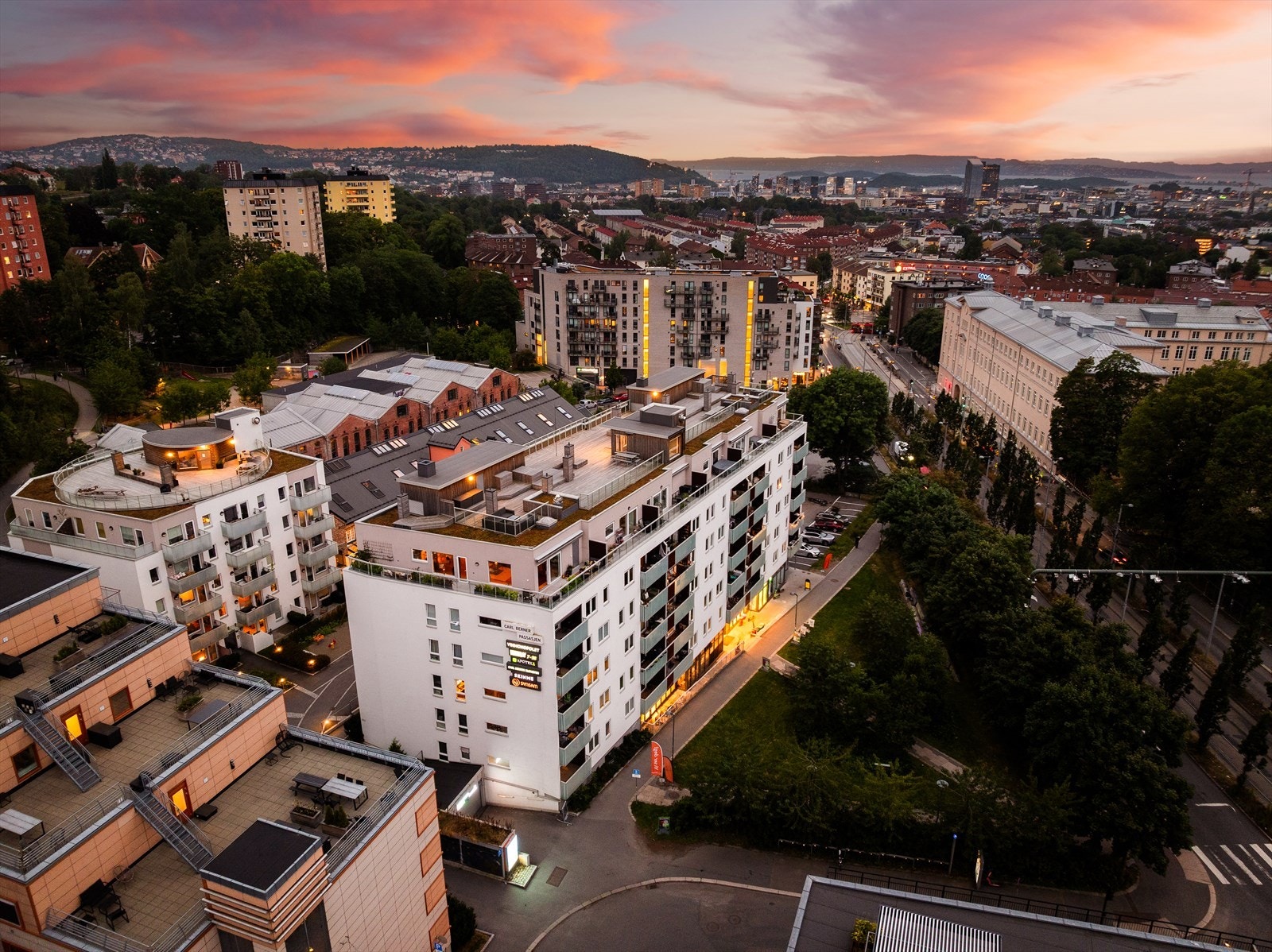Området har vært under omfattende oppgradering de seneste årene, og det er gjort store forbedringer som har resultert i en flott bydel med spennende fasiliteter. Galleribilde