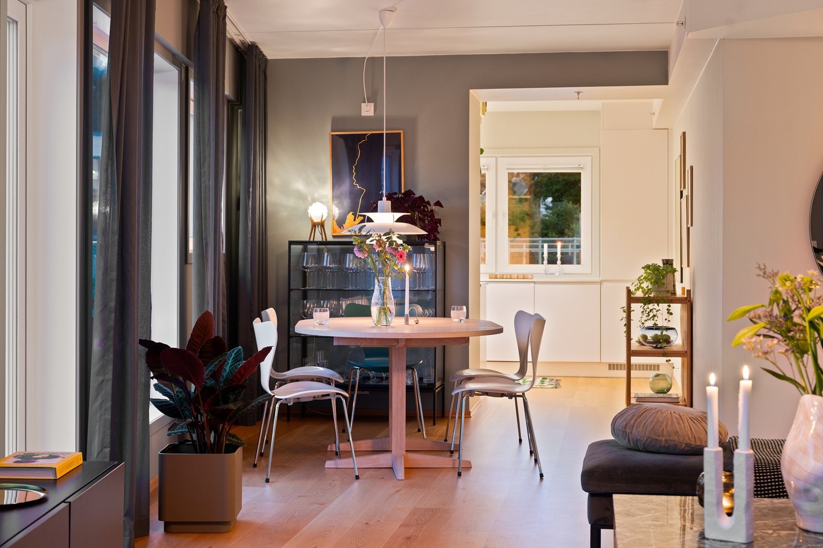 Mot kjøkken er det perfekt å innrede med langbord. Galleribilde