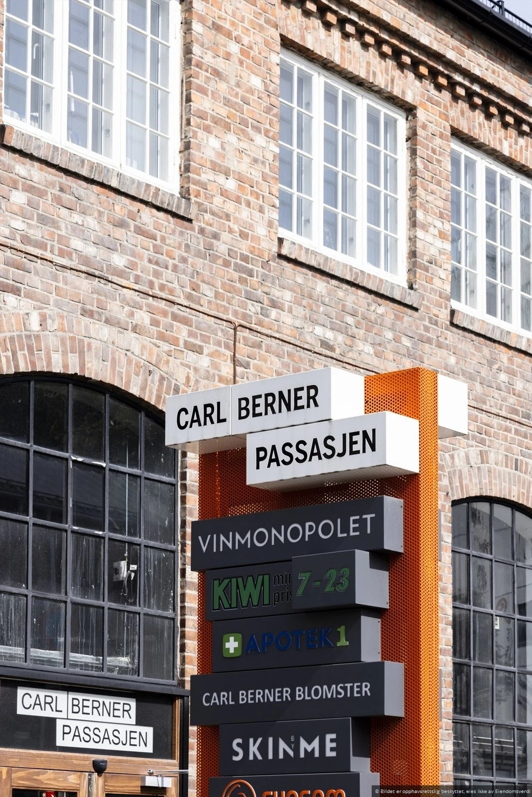 Om ønskelig kan du gå tørrskodd til butikkene i Carl Berner passasjen gjennom boligblokkens garasjeanlegg. Galleribilde