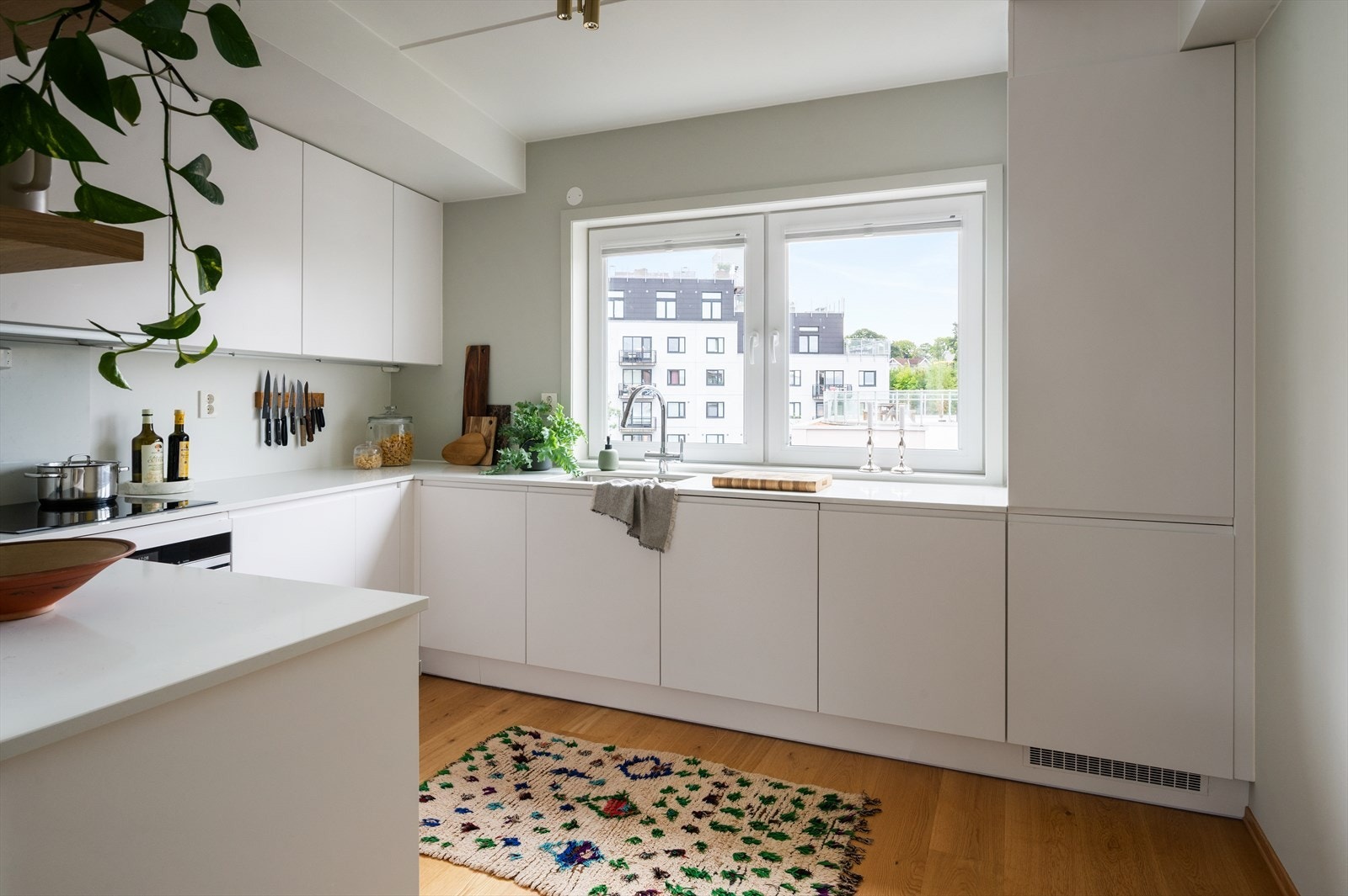 Det er integrert induksjonstopp, stekeovn, vinskap, oppvaskmaskin og kjøl-/fryseskap, samt ventilator over kokeplass. Galleribilde