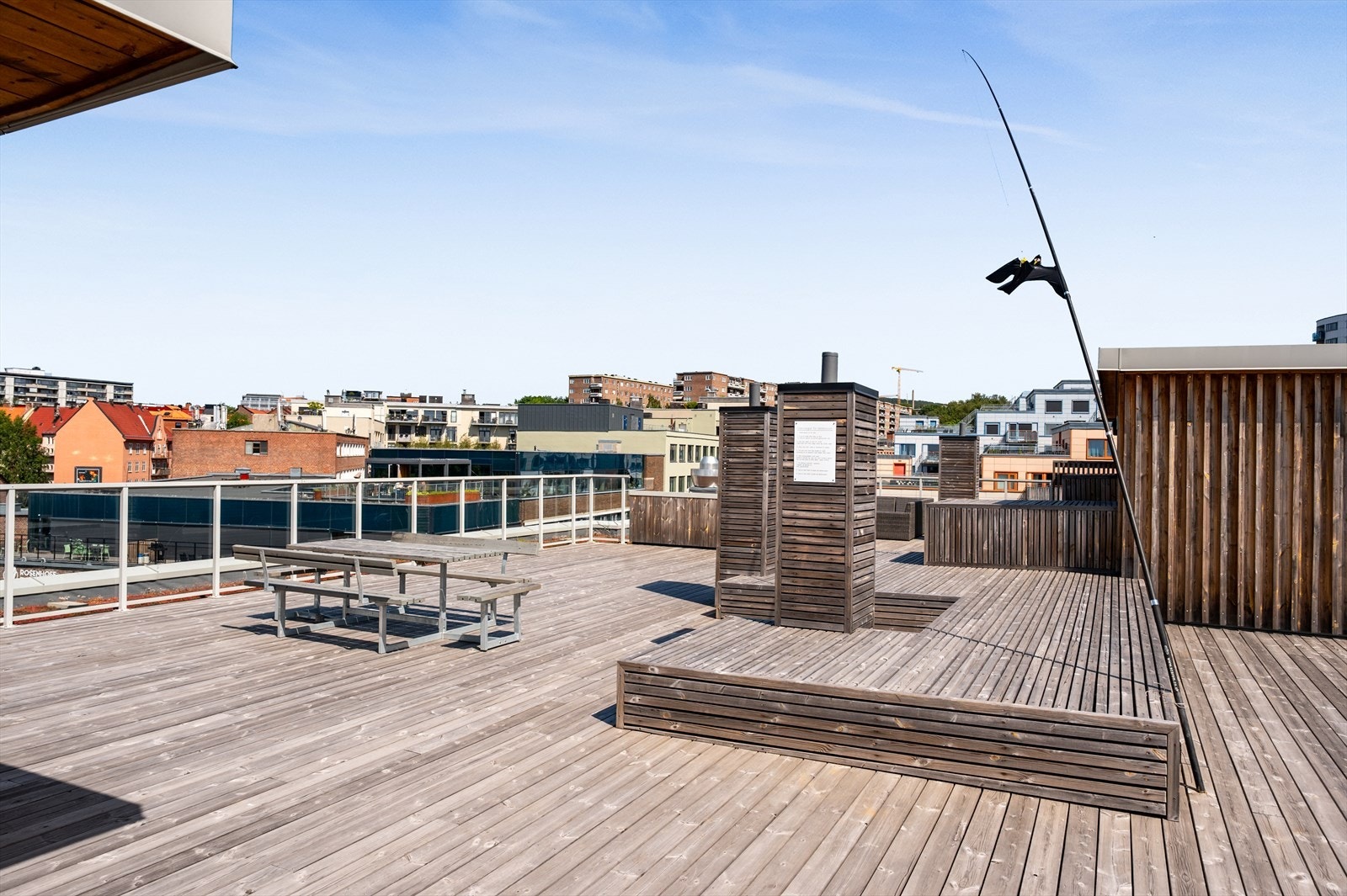 På toppen av bygget er det en stor og felles takterrasse med sol hele dagen. Galleribilde