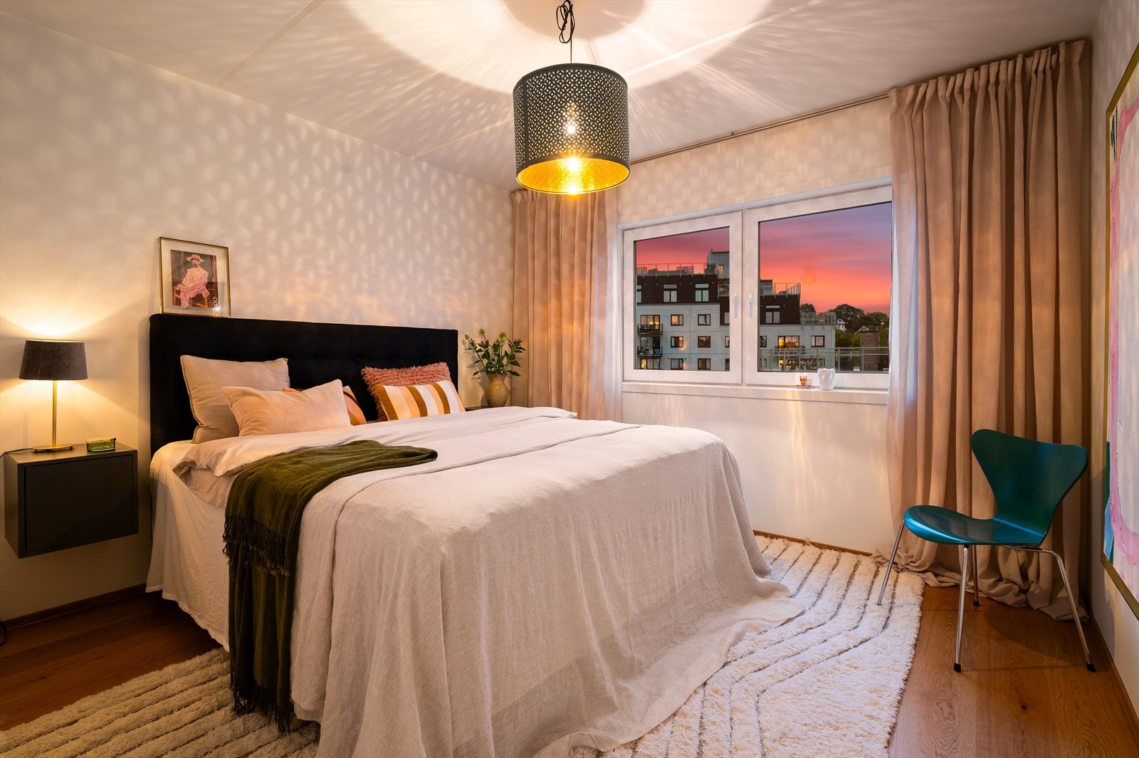 Lekkert hovedsoverom med nøytrale overflater og god plass til dobbeltseng mellom vegghengte nattbord. Galleribilde