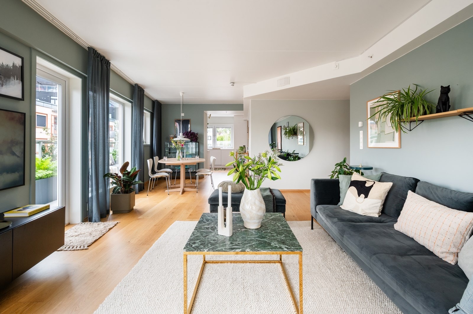 De tidsriktige fargene på veggene gir en lun og moderne atmosfære. Galleribilde