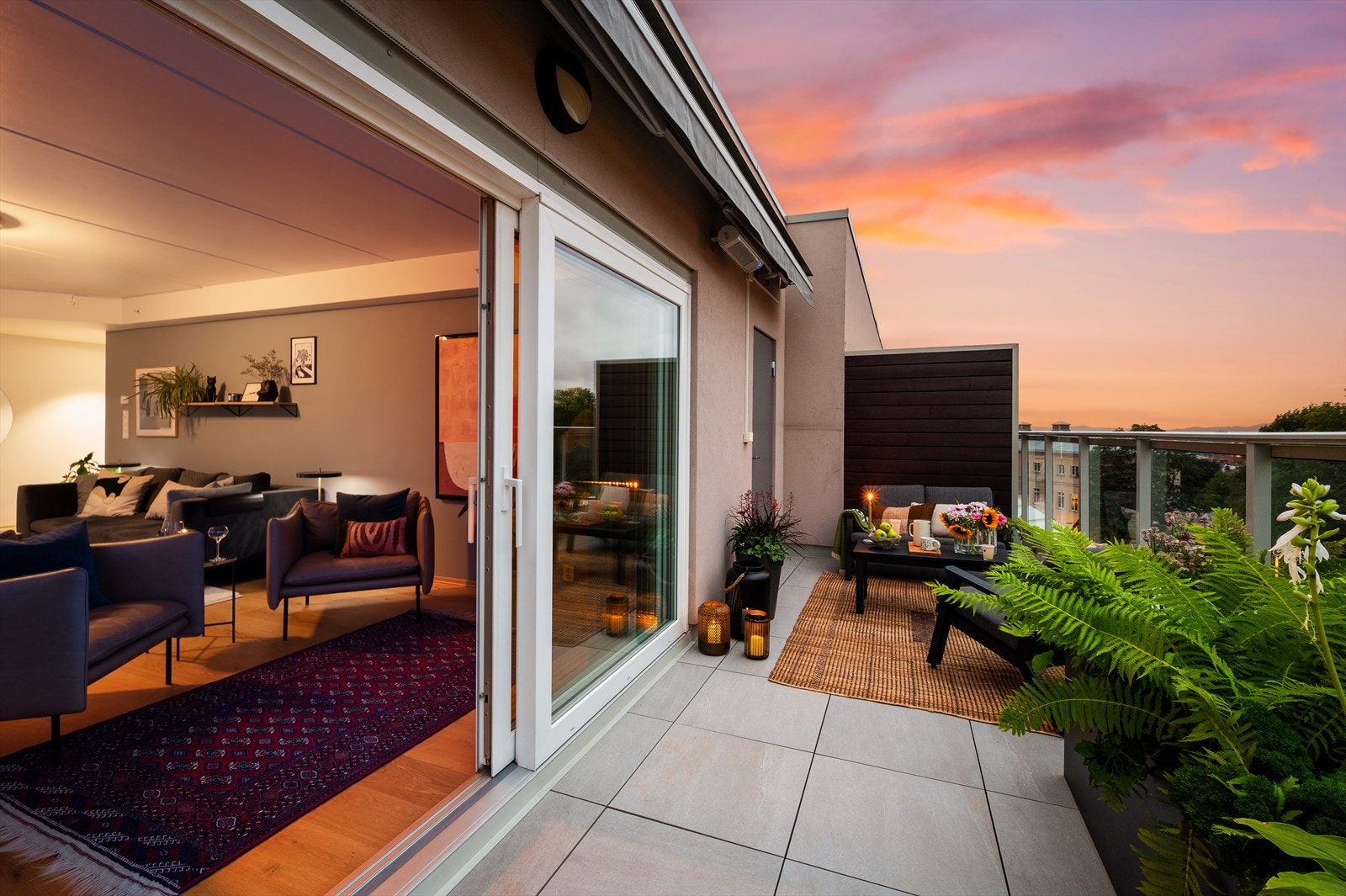 Det er en praktisk utvendig bod (2 kvm.) på terrassen. Galleribilde