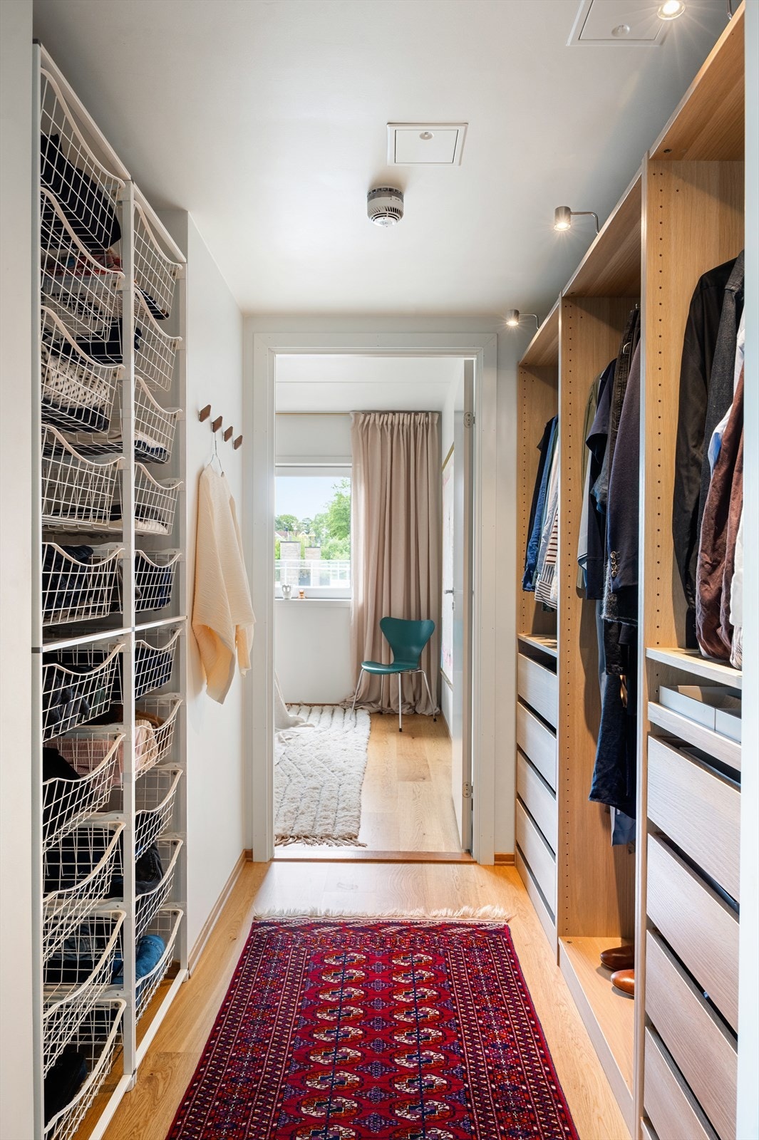 Direkte tilknyttet hovedsoverommet finner du også et svært romslig walk-in closet med gjennomgang til leilighetens gang/entré. Galleribilde