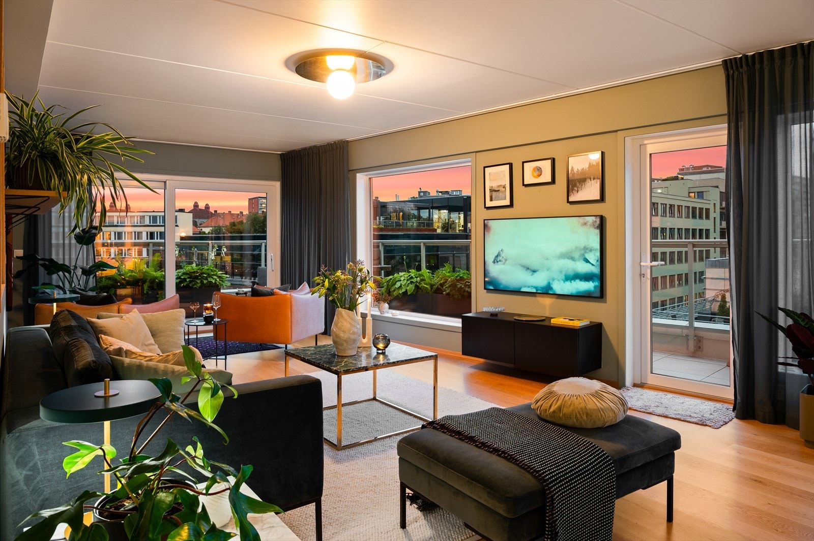 Dette er en stilren og moderne 3-roms topp-/endeleilighet, høyt hevet i byggets 7. etasje. Galleribilde