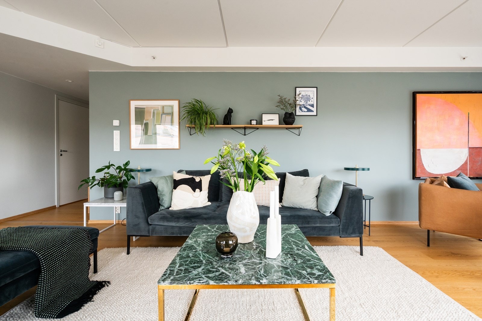 På gulv er det lagt en-stavs eikeparkett, som tilfører et stilsikkert preg. Galleribilde