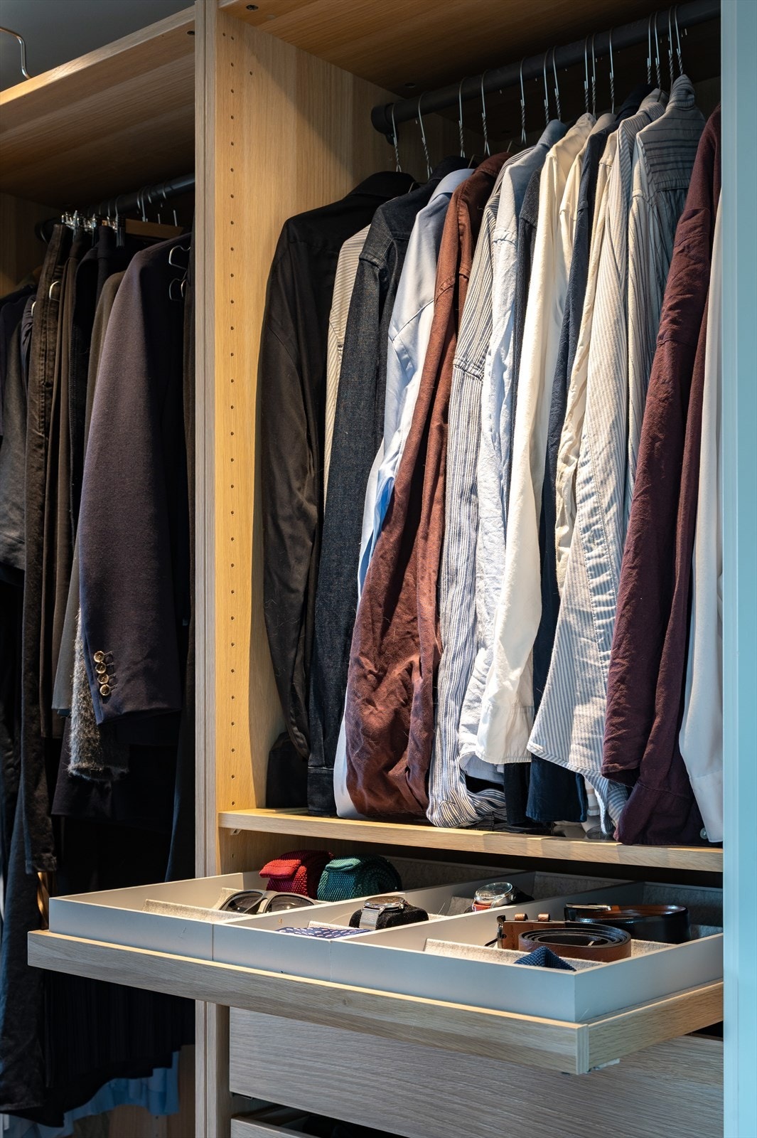 Praktisk garderobeinnredning og hyllesystem gir gode oppbevaringsmuligheter og oversikt. Galleribilde