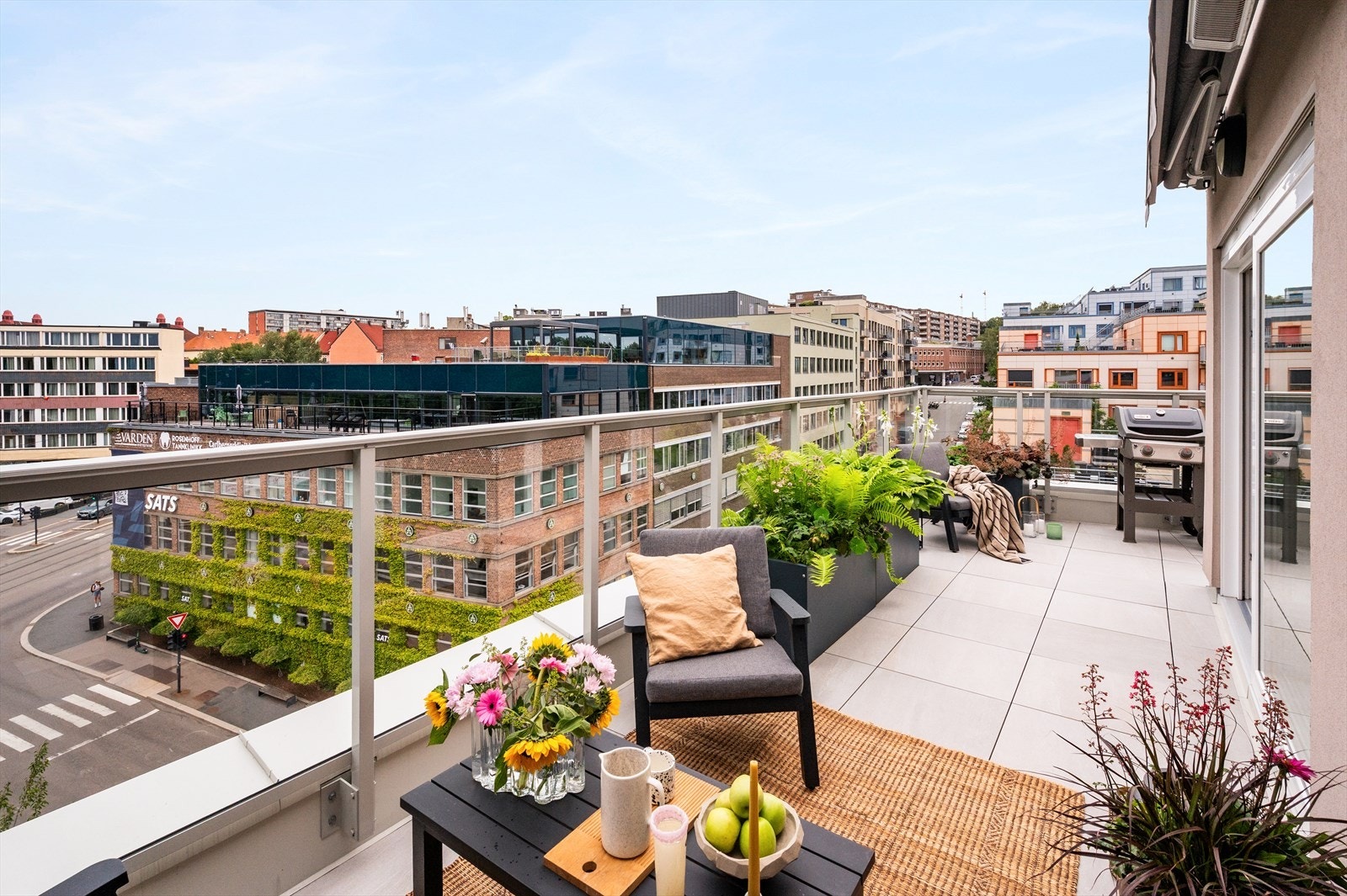 Her kan du nyte solen både på morgen/formiddag og på sen ettermiddag/kveld. Galleribilde