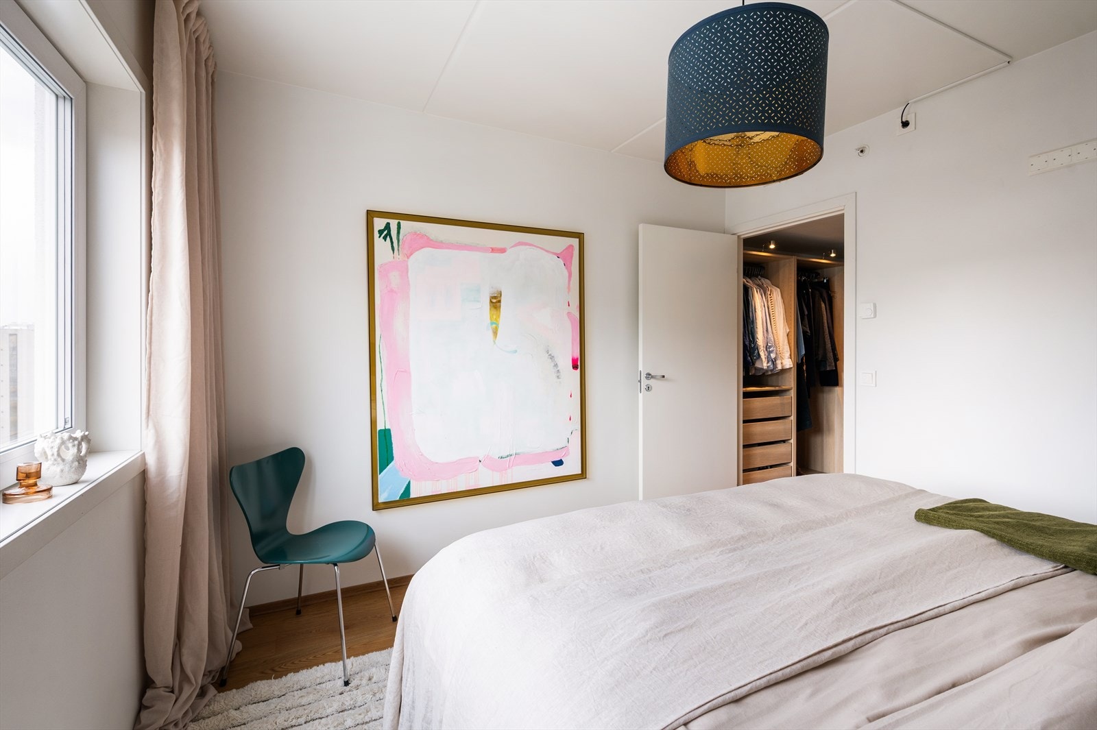 Store vinduer sørger for flott lysinnslipp og gode luftemuligheter. Galleribilde