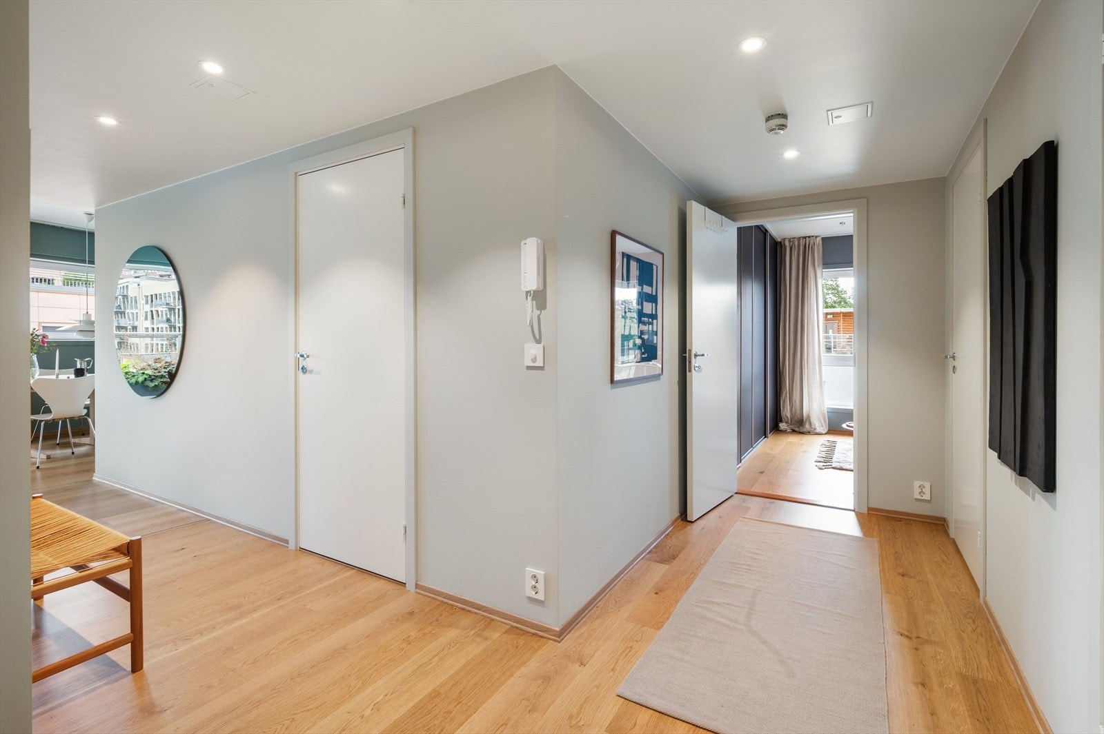 I gangen er det downlights i himlingen som gir behagelig belysning, og planløsningen binder rommene sammen på en naturlig måte. Galleribilde