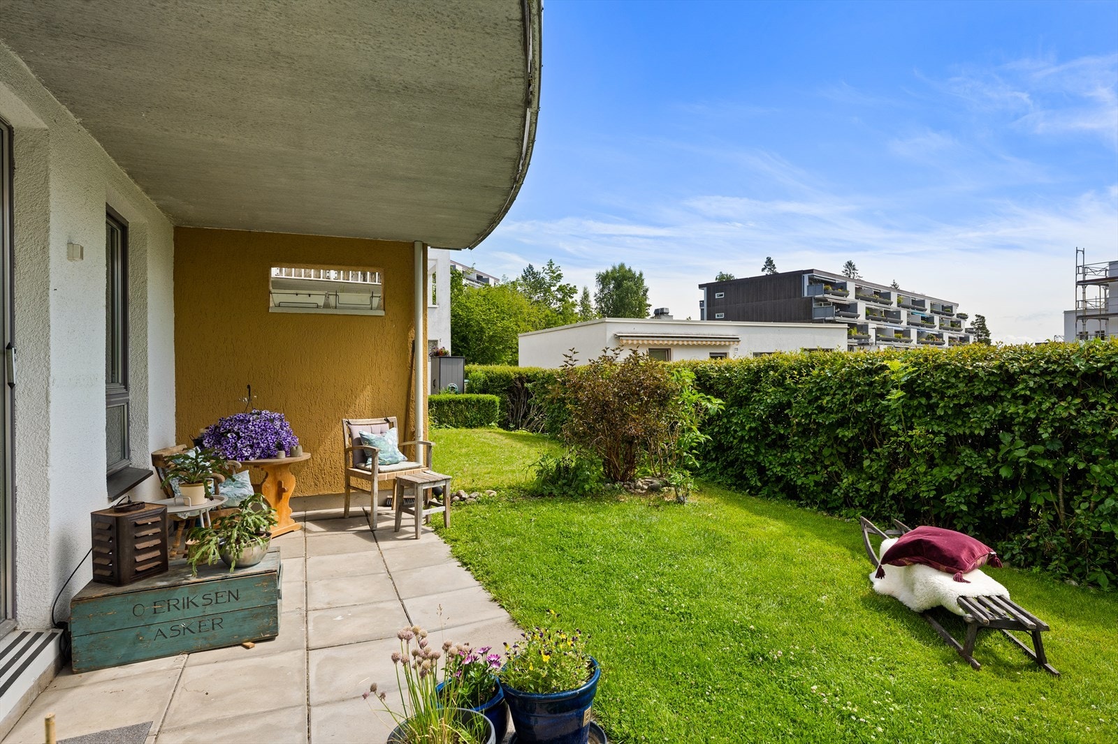 Trivelig uteplass med lite hage Galleribilde