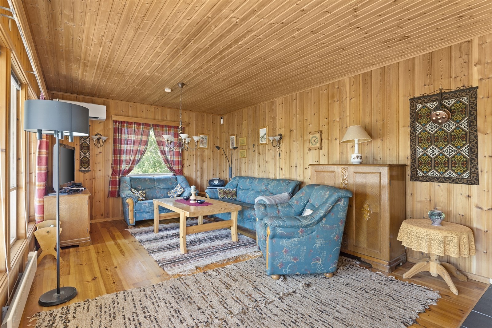 Det er god plass til stor sofagruppe i stuen Galleribilde