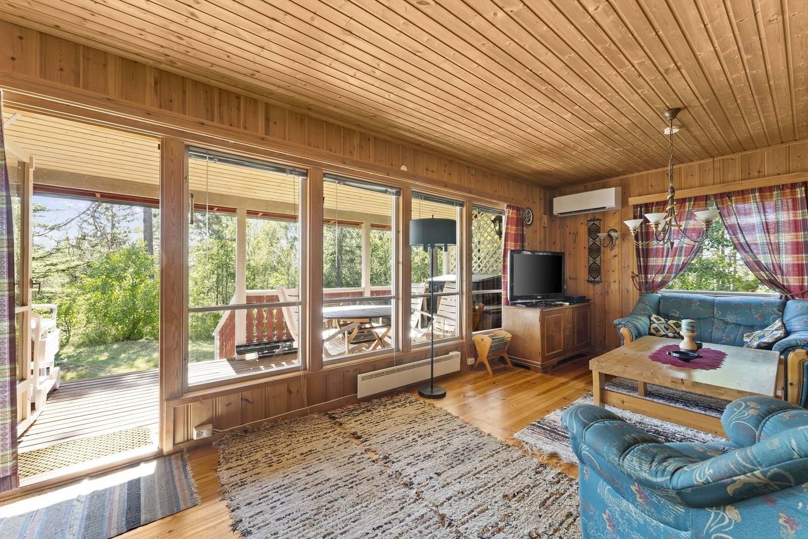 Lys og romslig stue med store vinduer og direkte adkomst til terrassen Galleribilde