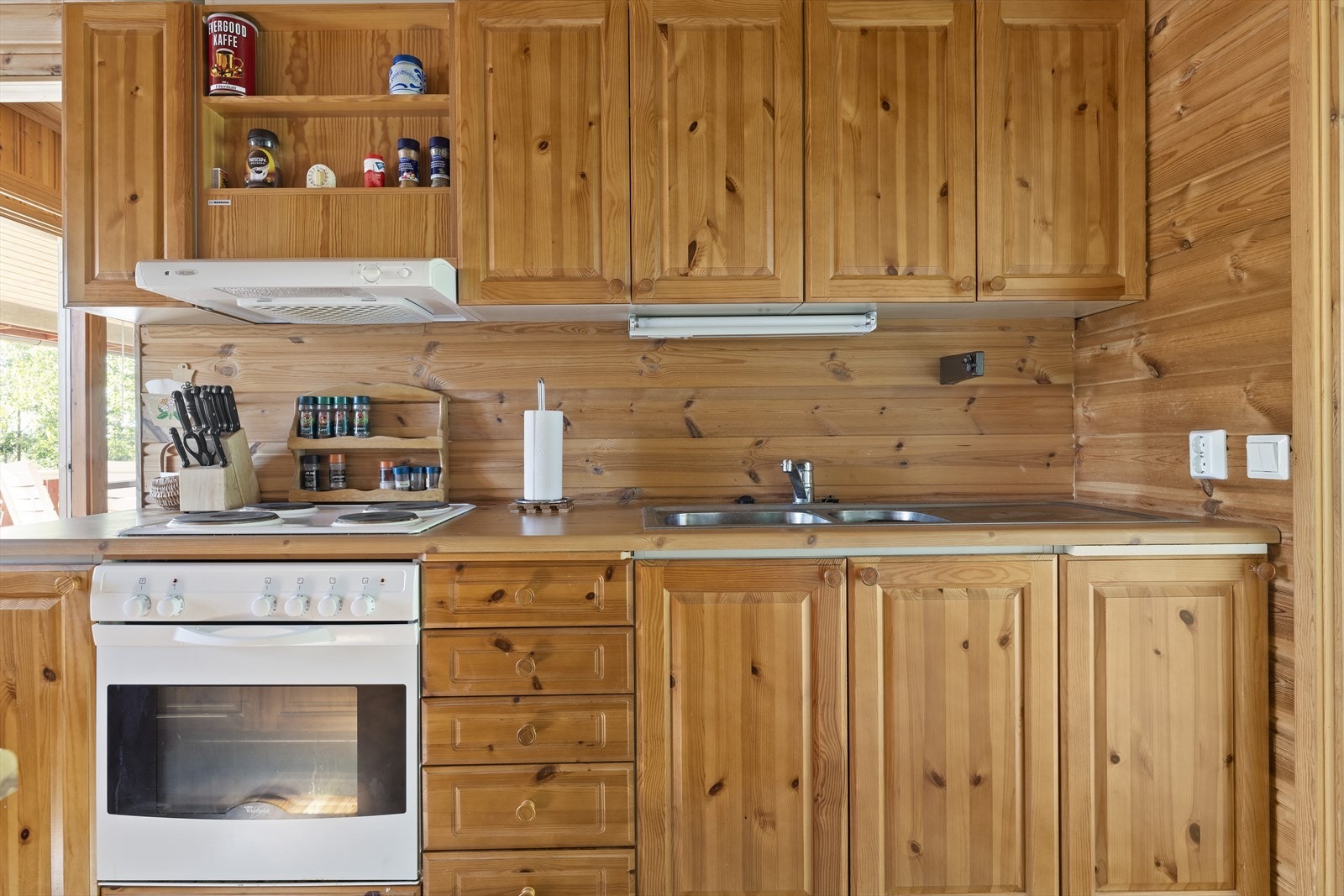 Lunt og koselig kjøkken med mye oppbevaringsplass Galleribilde