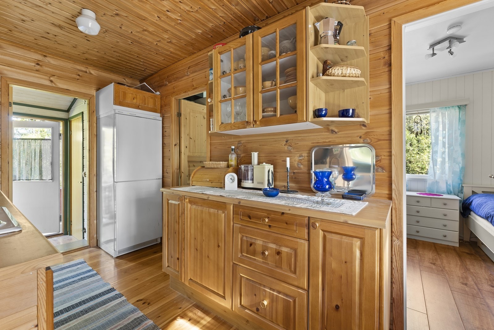 Kjøkkenet byr på mye benkeplass, som gjør matlagingen enklere Galleribilde