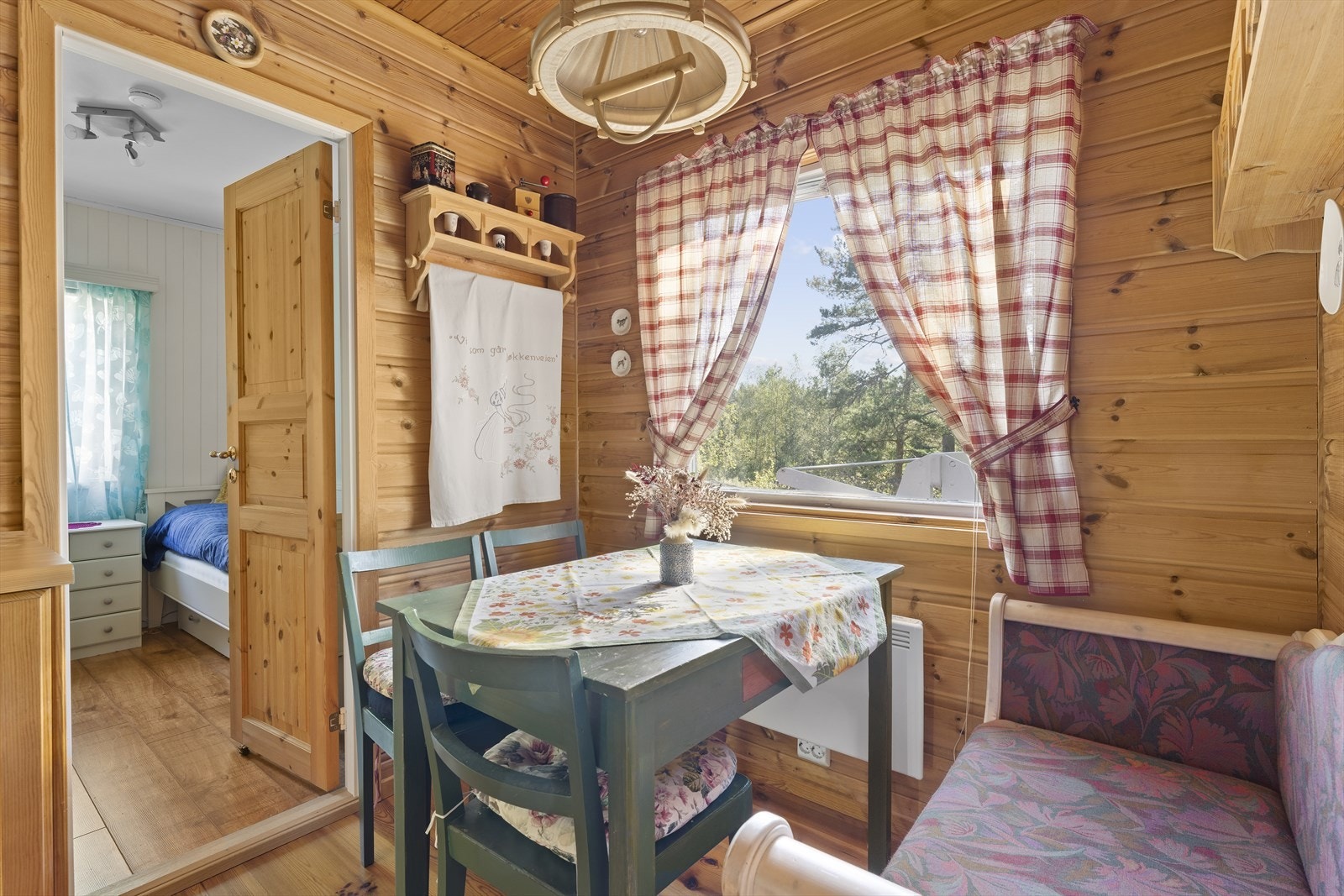 Det er god plass til å ha en hyggelig spiseplass på kjøkkenet med naturlig lys som slipper inn Galleribilde