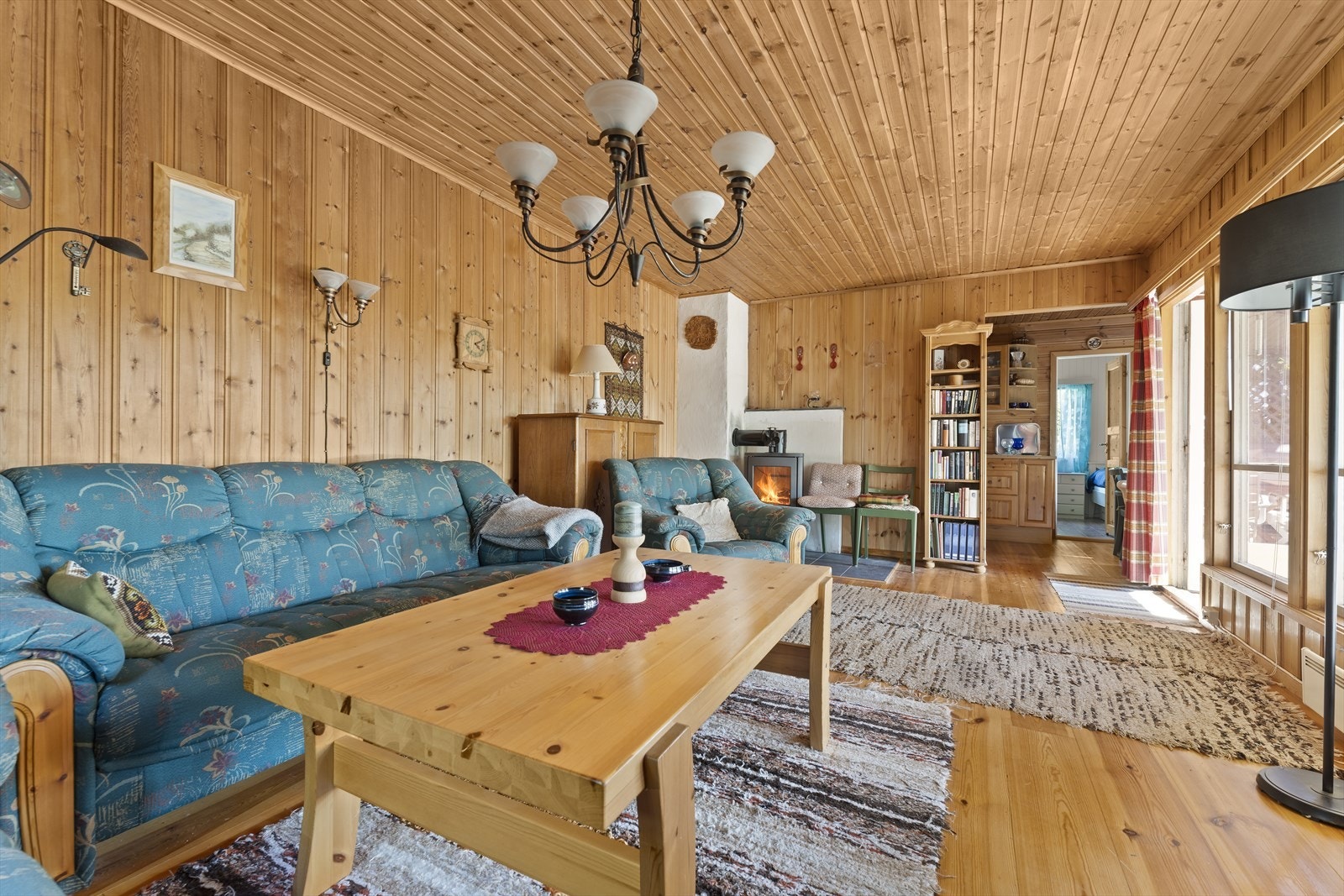 Stuen er utstyrt med en fin og koselig peis Galleribilde