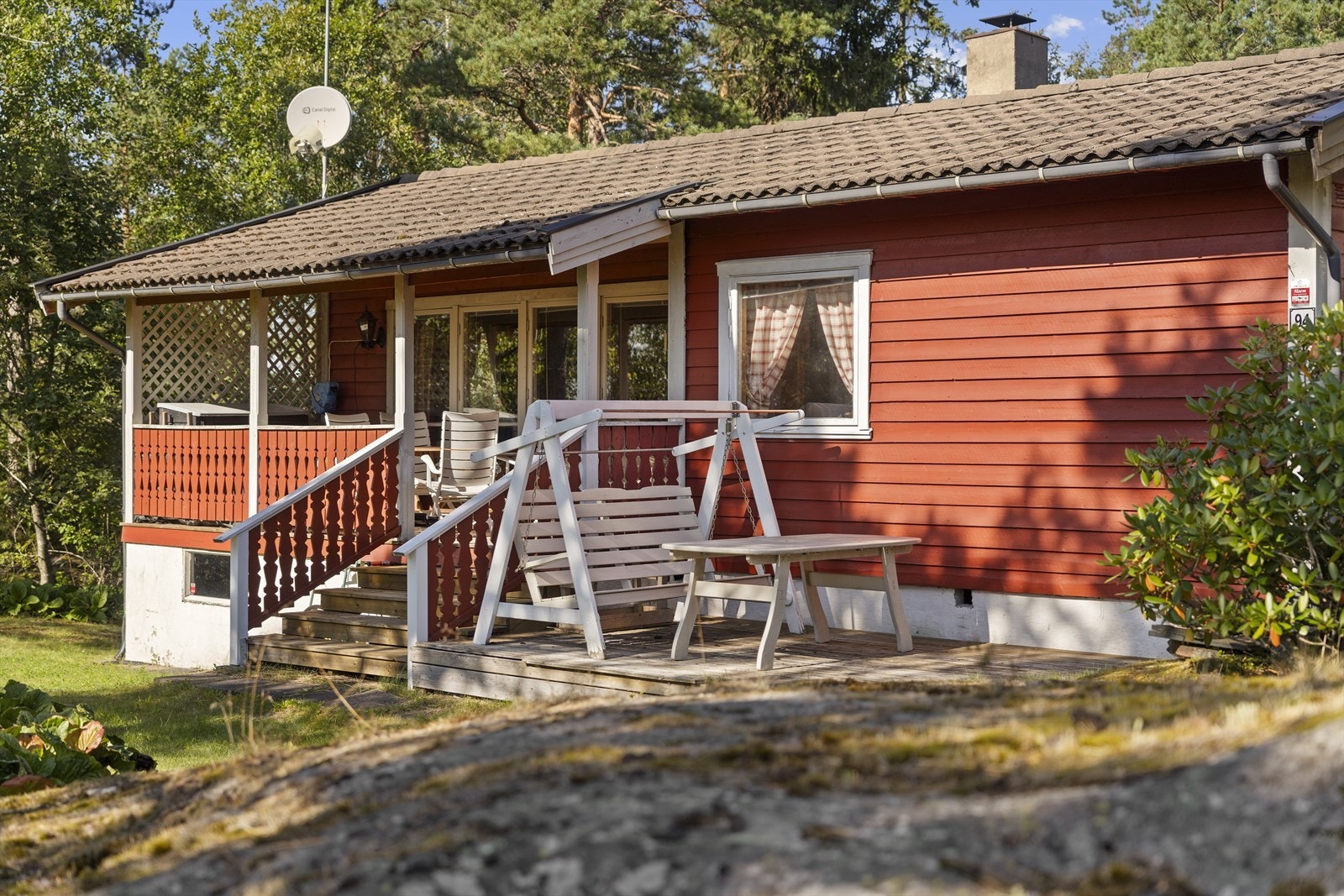 Terrassen og hagen er vendt mot sydvest, med supre solforhold Galleribilde