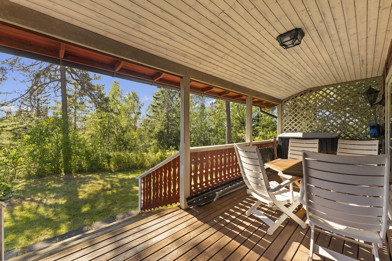 Romslig terrasse med god plass til sittegruppe og supre solforhold Galleribilde