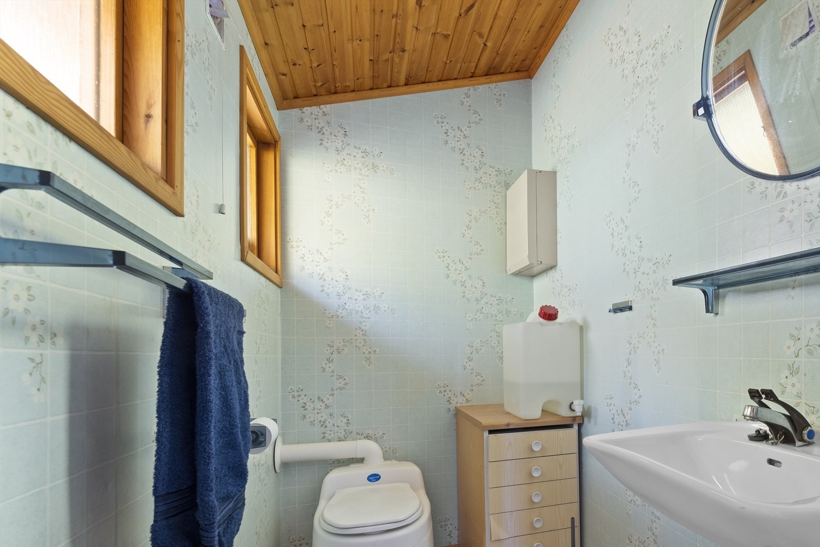 Lyst og funksjonelt toalettrom Galleribilde