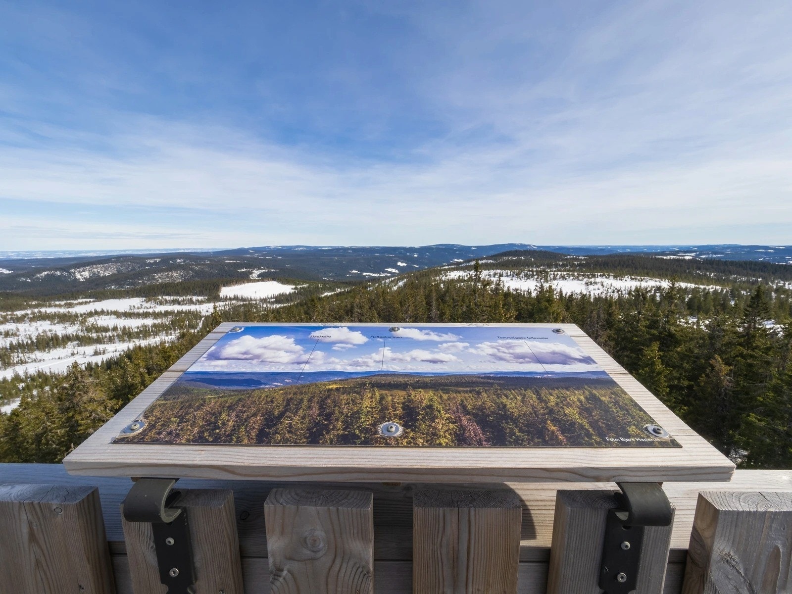 Utsiktspunktet på toppen av Lushaugtårnet, et av mange fine turmål ut fra hyttefeltet. Toppen av tårnet ligger på 820 moh og gir en formidabel 360 graders utsikt. Galleribilde