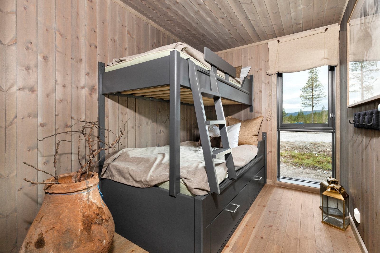 Bilde fra tilsvarende hytte ferdig oppsatt på Turufjell. Det andre av 4 soverom i hytta, her løst med familiekøye. Galleribilde