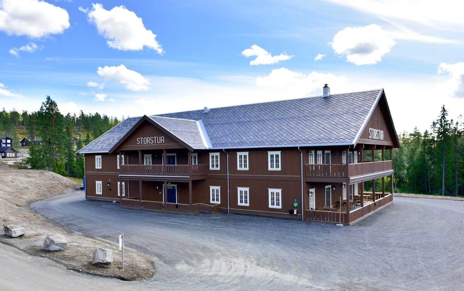 Storstua ligger sentralt plassert i hyttefeltet og er et samlingspunkt ved små og store anledninger. Kafè, pub, quiz-kvelder, div. selskaper for å nevne noe Galleribilde