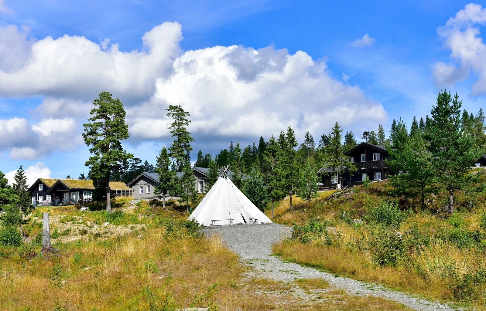 Lavvo etablert på hyttefeltet, et flott samlingspunkt for hytteeierne. Galleribilde