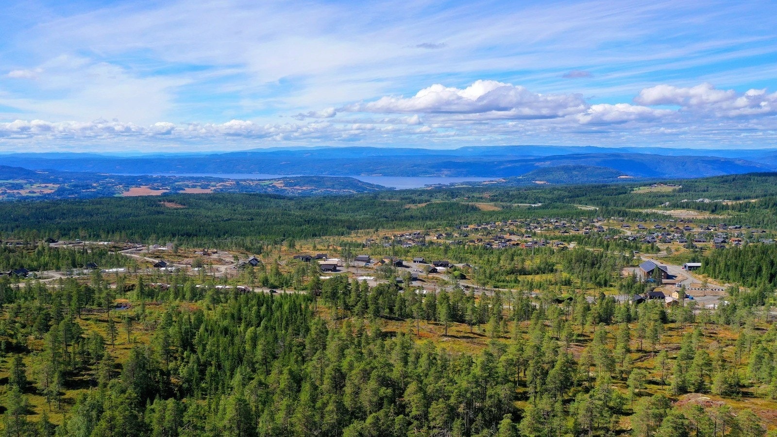Dronebilde over hyttefeltet. Luftig, solrikt og med en fantastisk utsikt. Galleribilde
